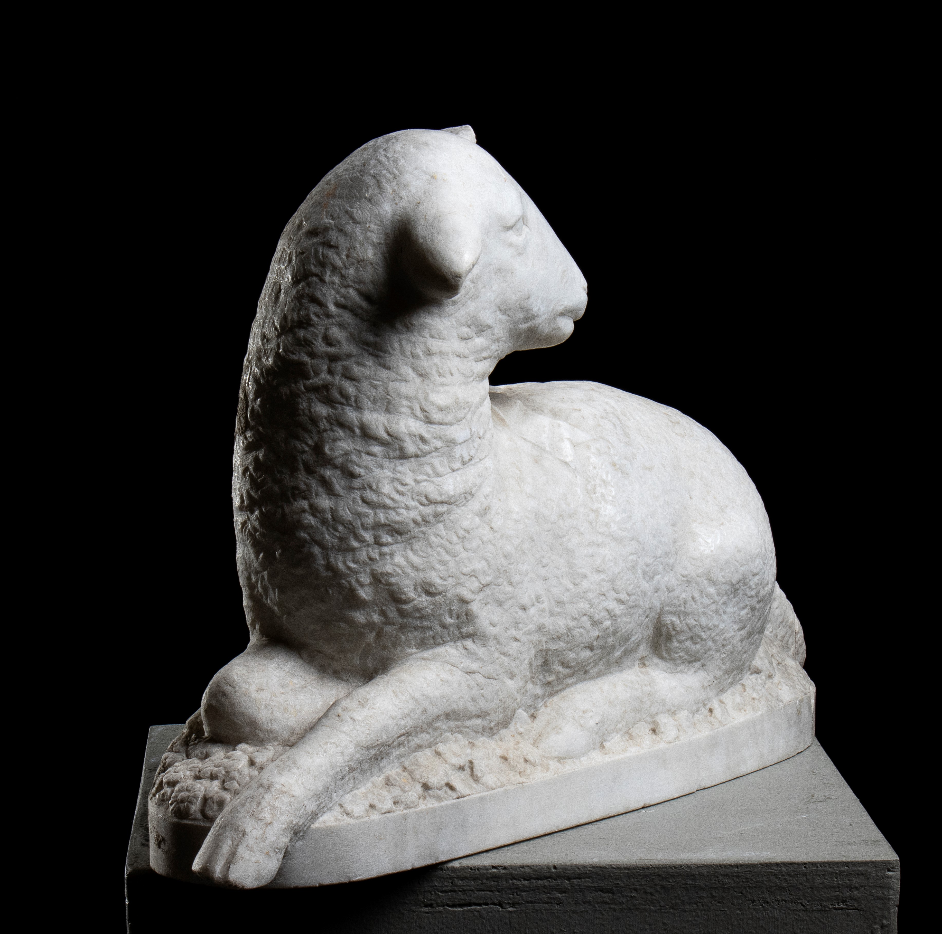 Coppia di sculture raffiguranti agnelli in marmo bianco. Roma, XIX secolo