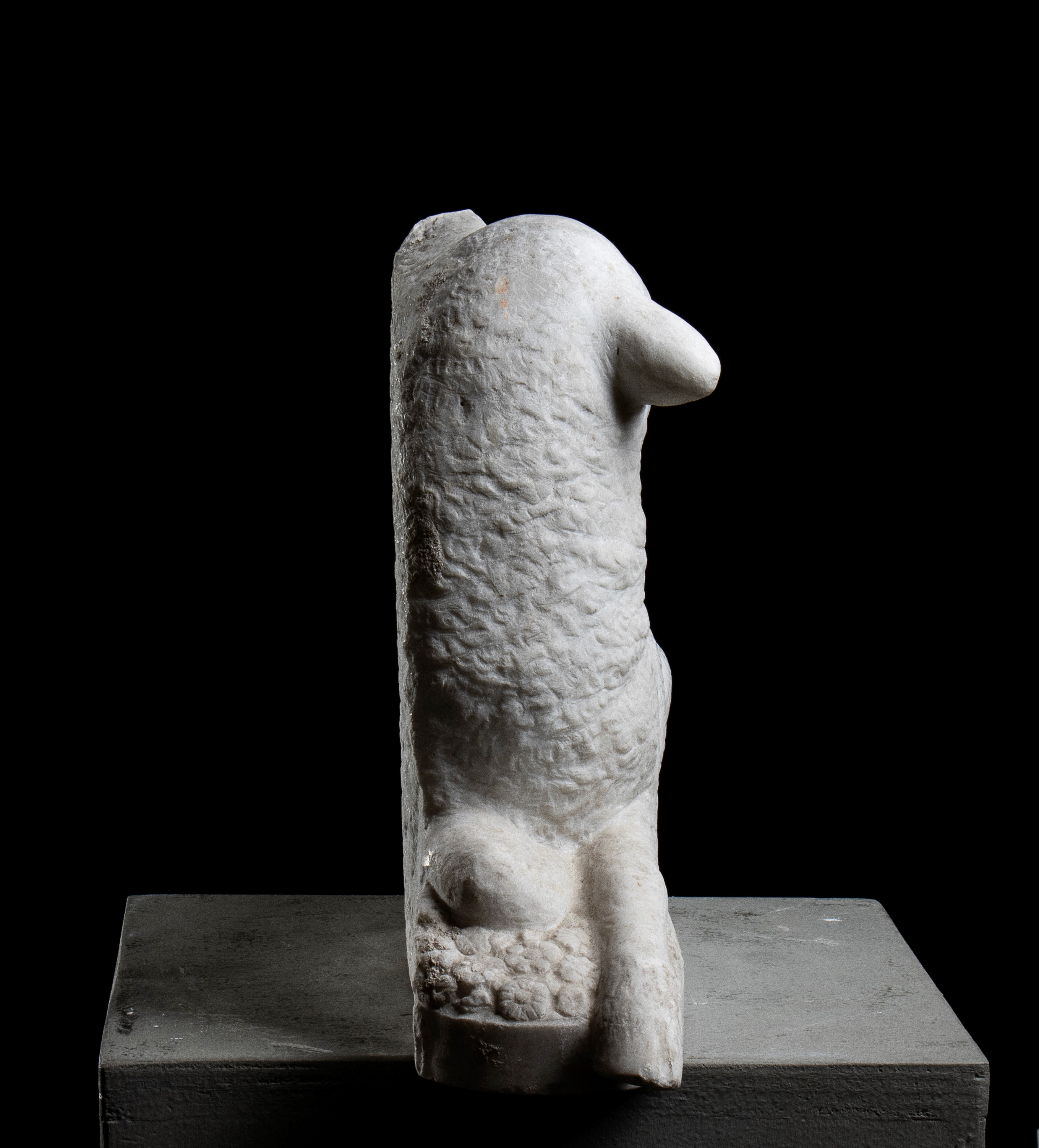 Coppia di sculture raffiguranti agnelli in marmo bianco. Roma, XIX secolo