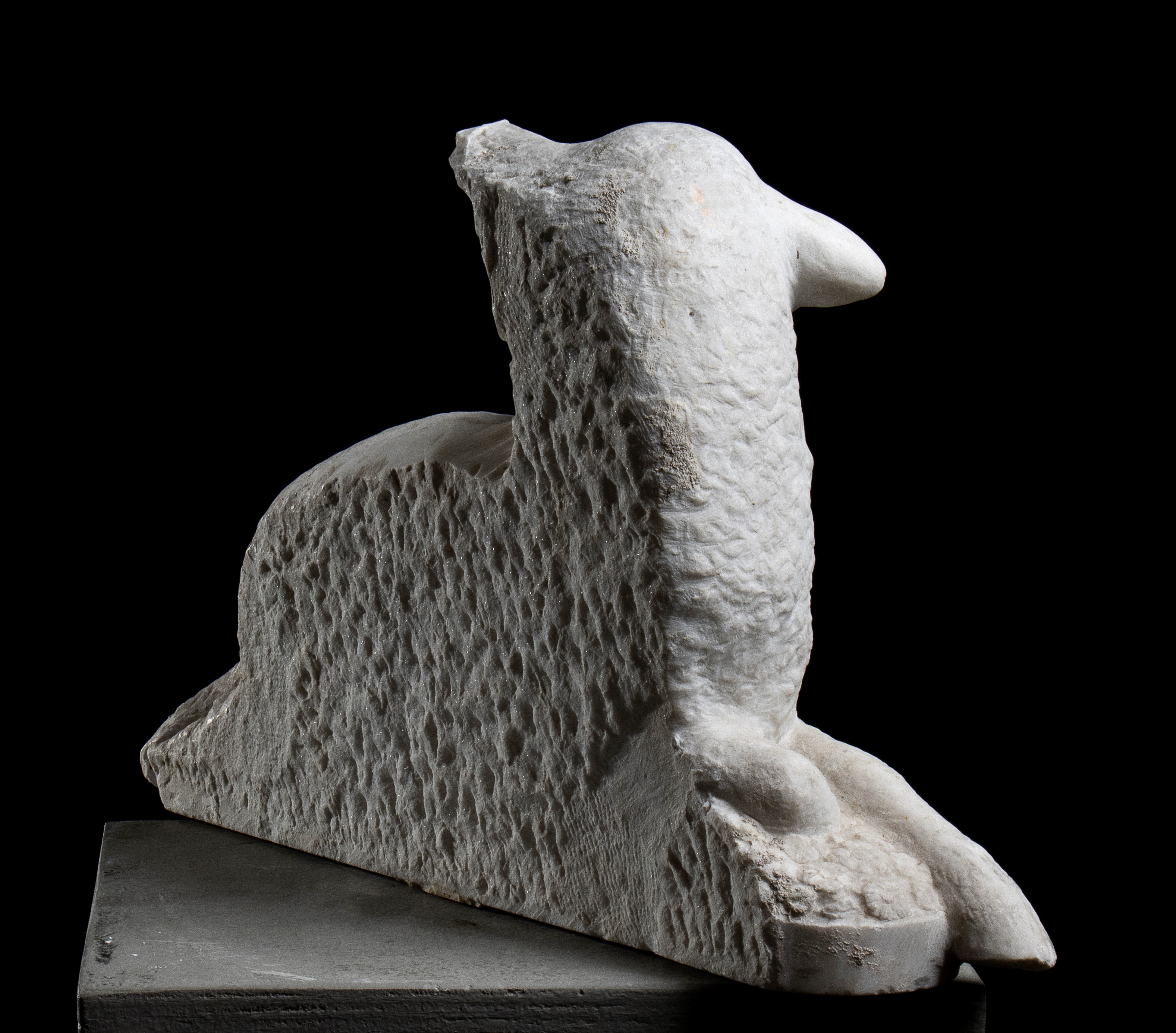 Coppia di sculture raffiguranti agnelli in marmo bianco. Roma, XIX secolo