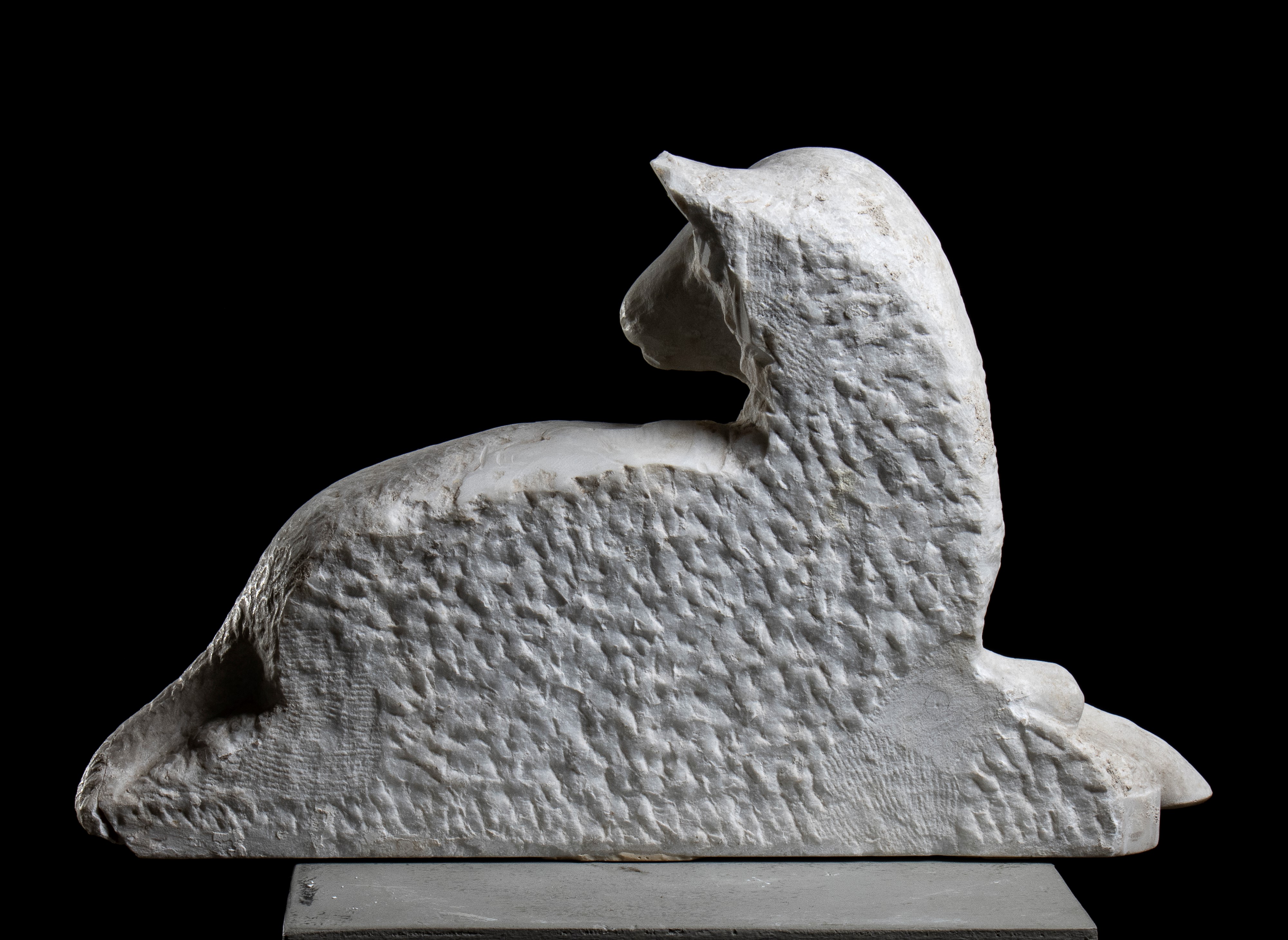 Coppia di sculture raffiguranti agnelli in marmo bianco. Roma, XIX secolo