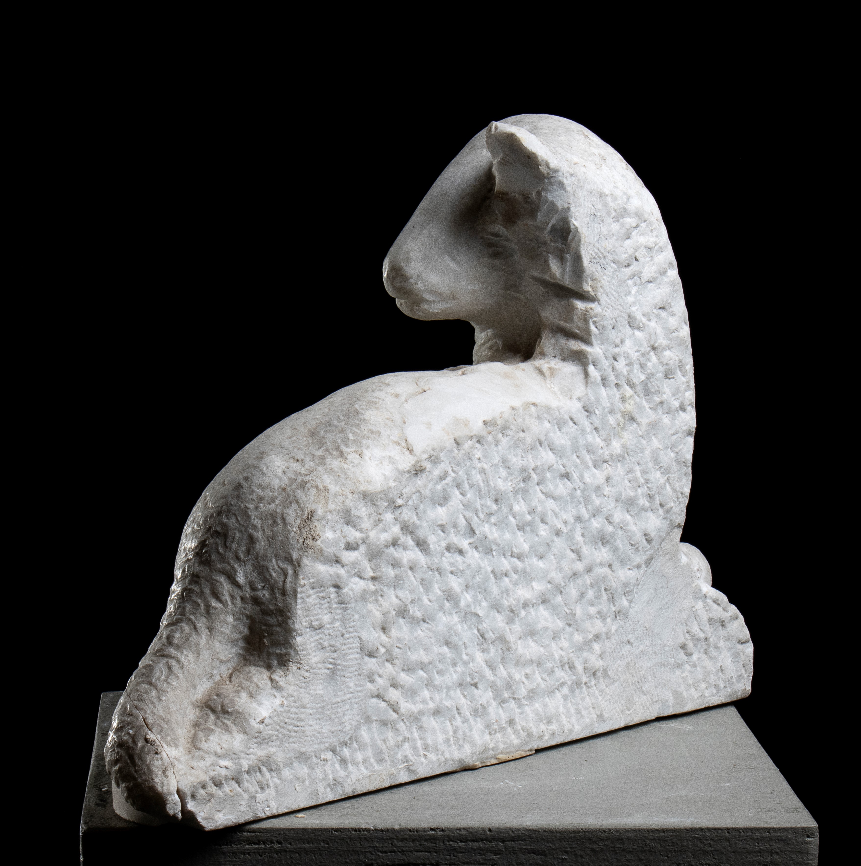 Coppia di sculture raffiguranti agnelli in marmo bianco. Roma, XIX secolo