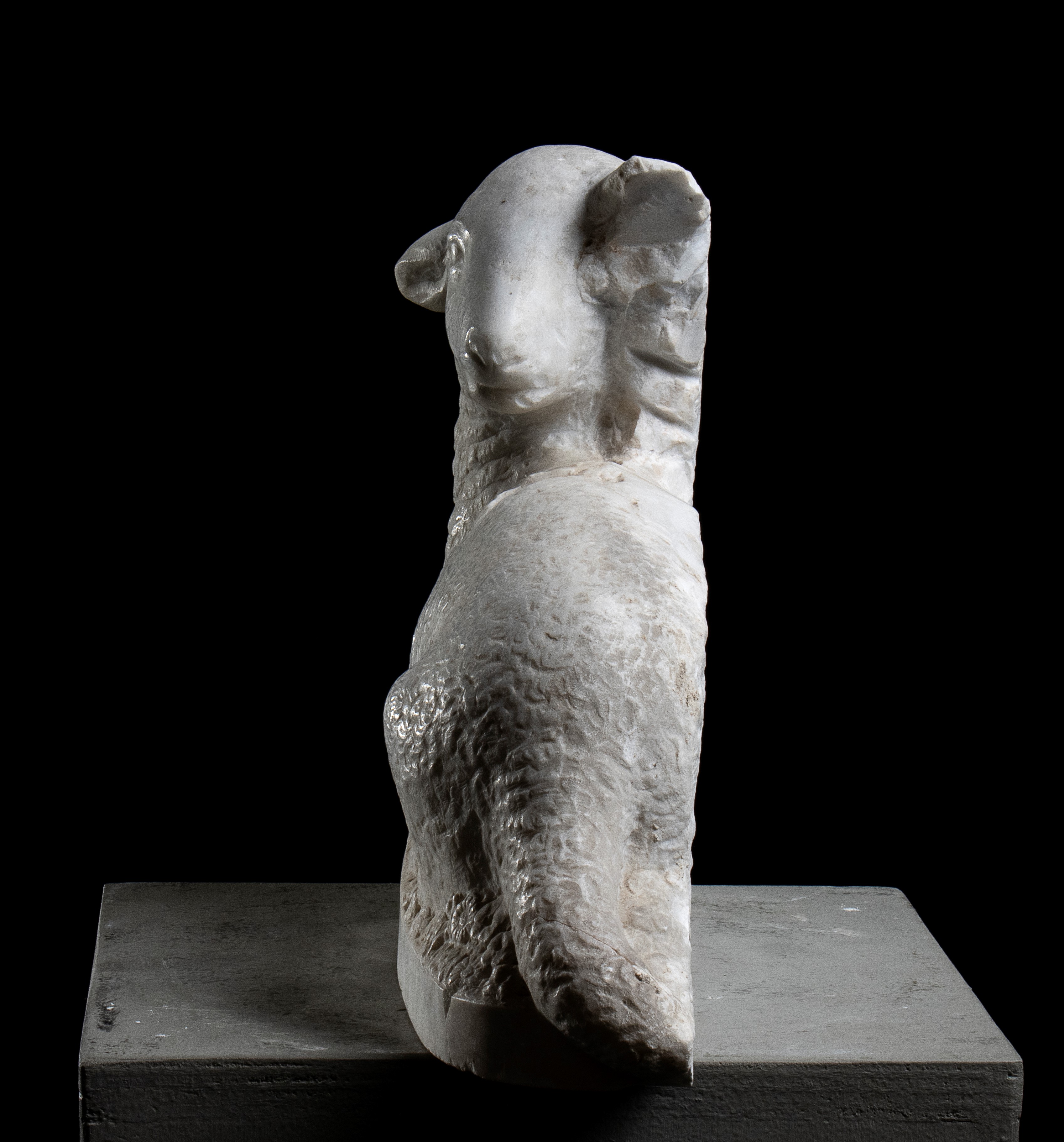 Coppia di sculture raffiguranti agnelli in marmo bianco. Roma, XIX secolo