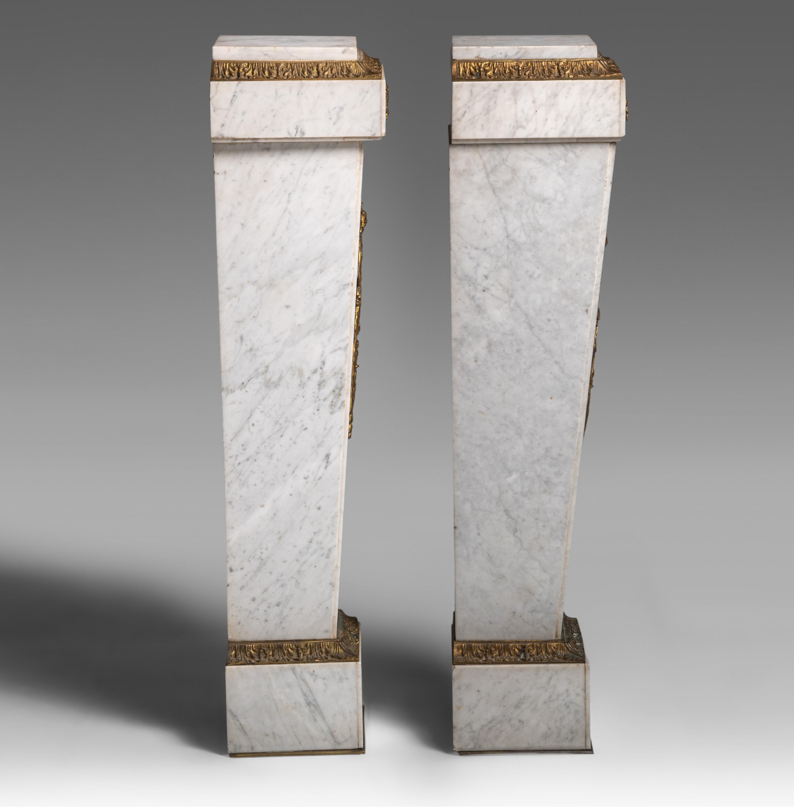 Coppia di erme placcate in marmo di Carrara con fregi in bronzo dorato.
