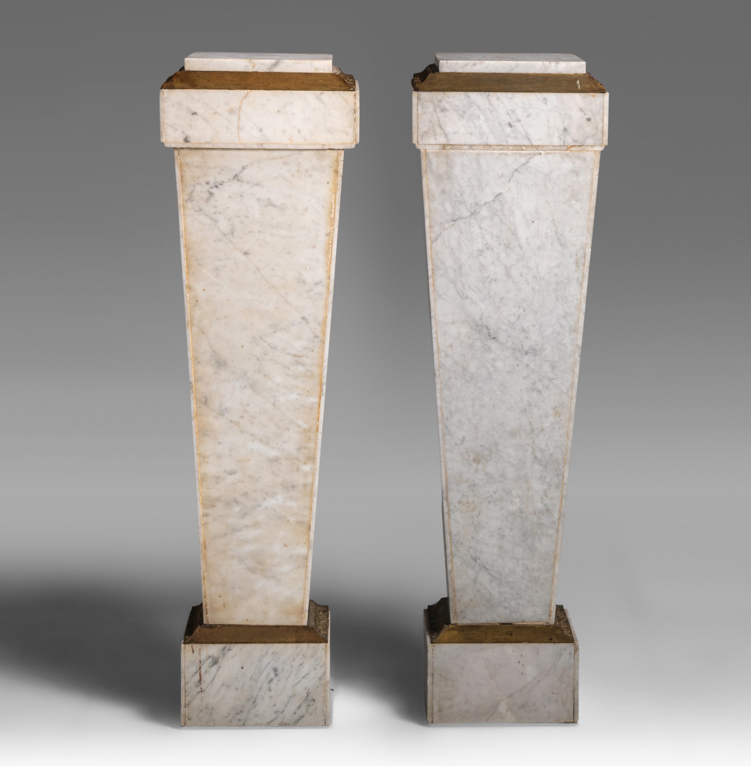 Coppia di erme placcate in marmo di Carrara con fregi in bronzo dorato.