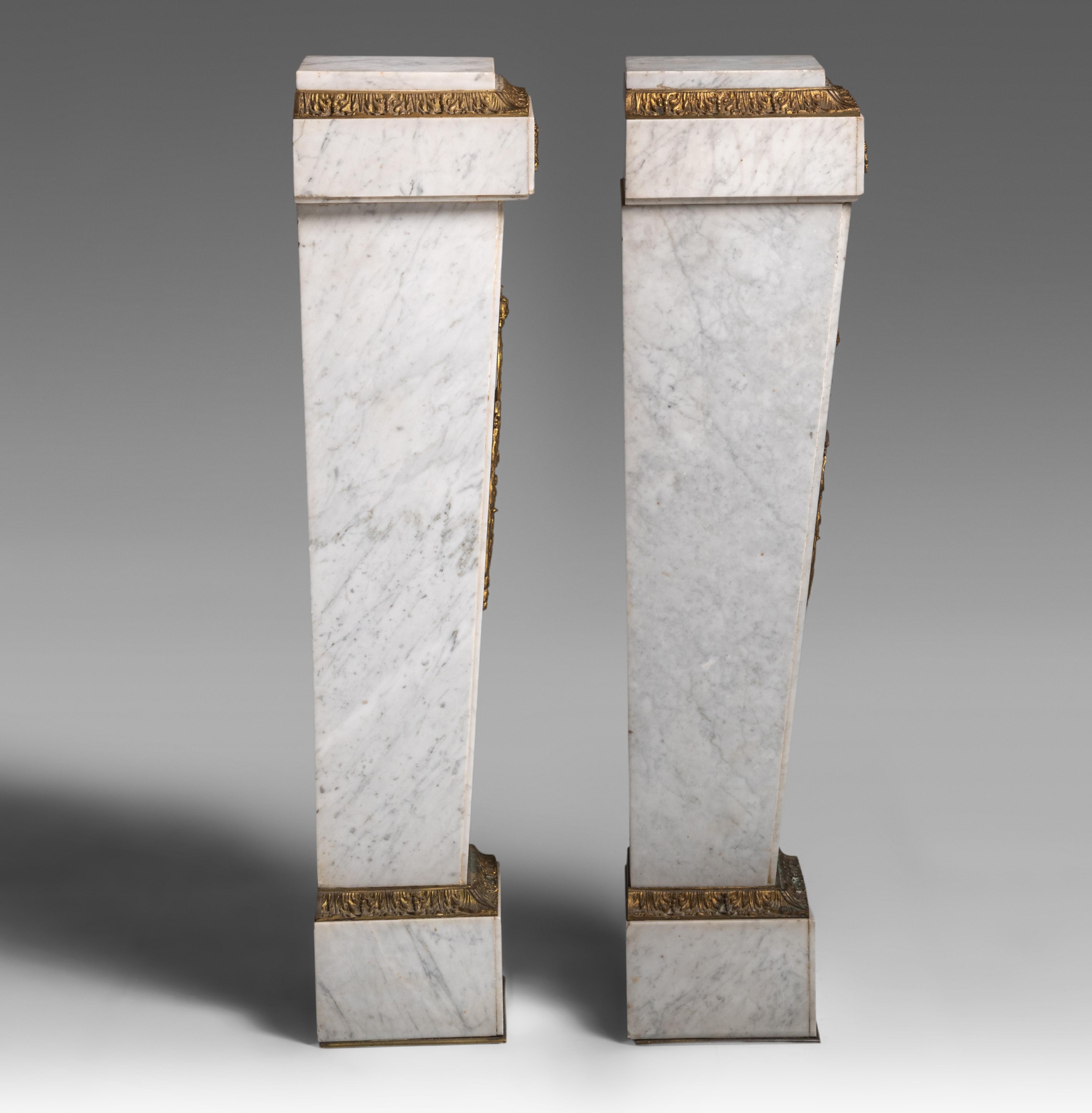 Coppia di erme placcate in marmo di Carrara con fregi in bronzo dorato.