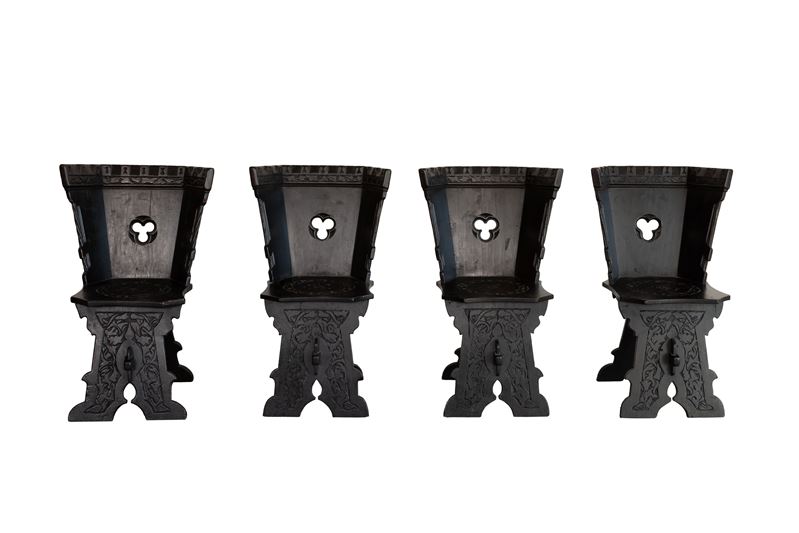 Lotto di 4 scranni in legno di patina nera con gambe, seduta e orlo dello schienale decorate con ...