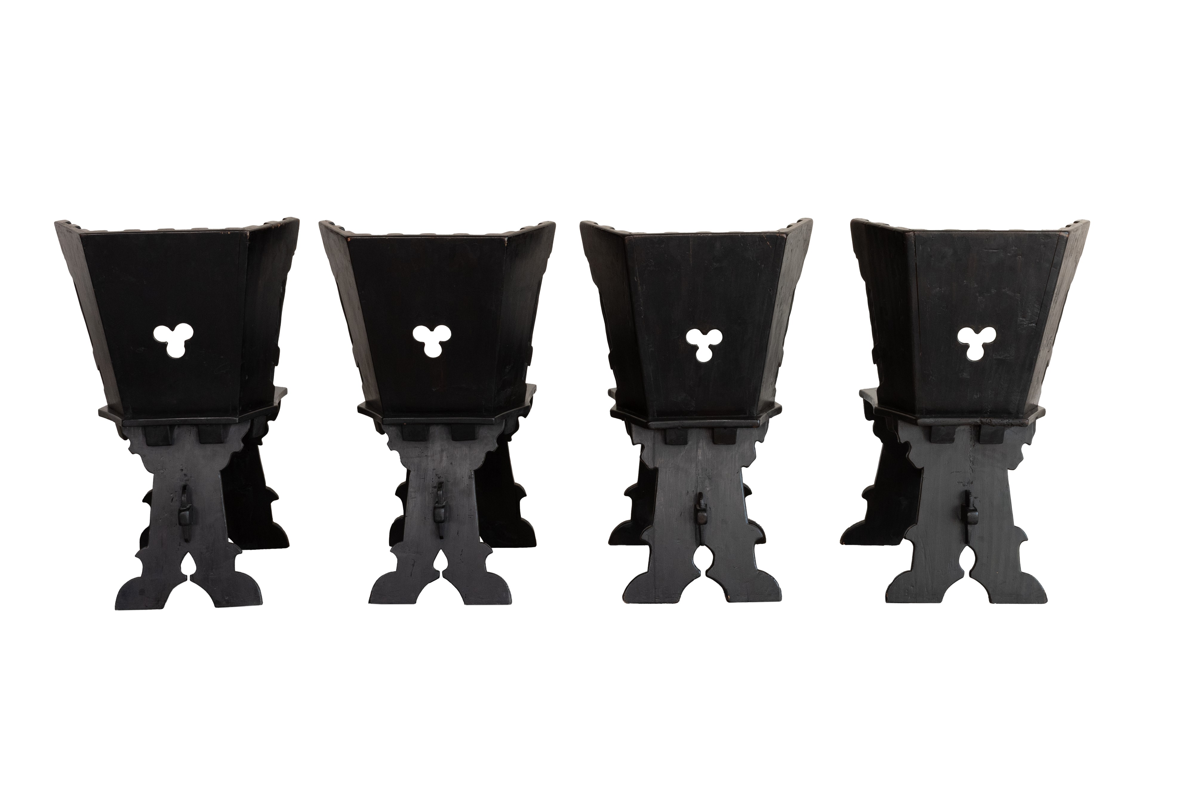 Lotto di 4 scranni in legno di patina nera con gambe, seduta e orlo dello schienale decorate con ...