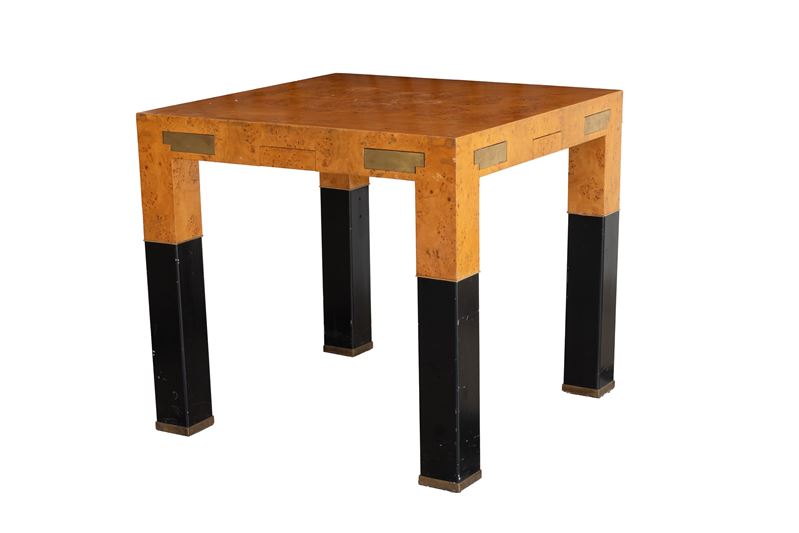 Tavolo da gioco impiallacciato in radica di tuja con cassetti a compasso celanti posaceneri, port...