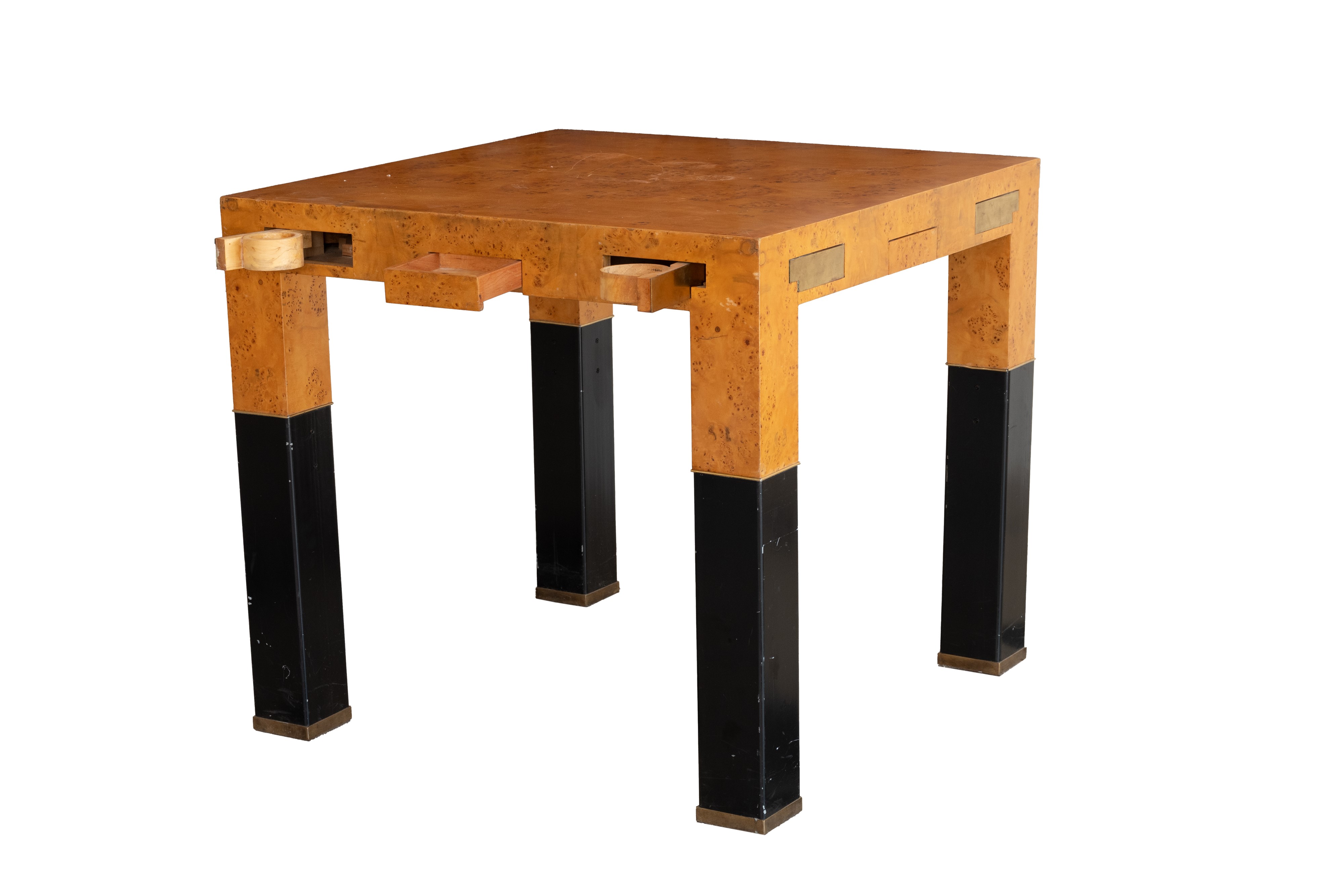 Tavolo da gioco impiallacciato in radica di tuja con cassetti a compasso celanti posaceneri, port...