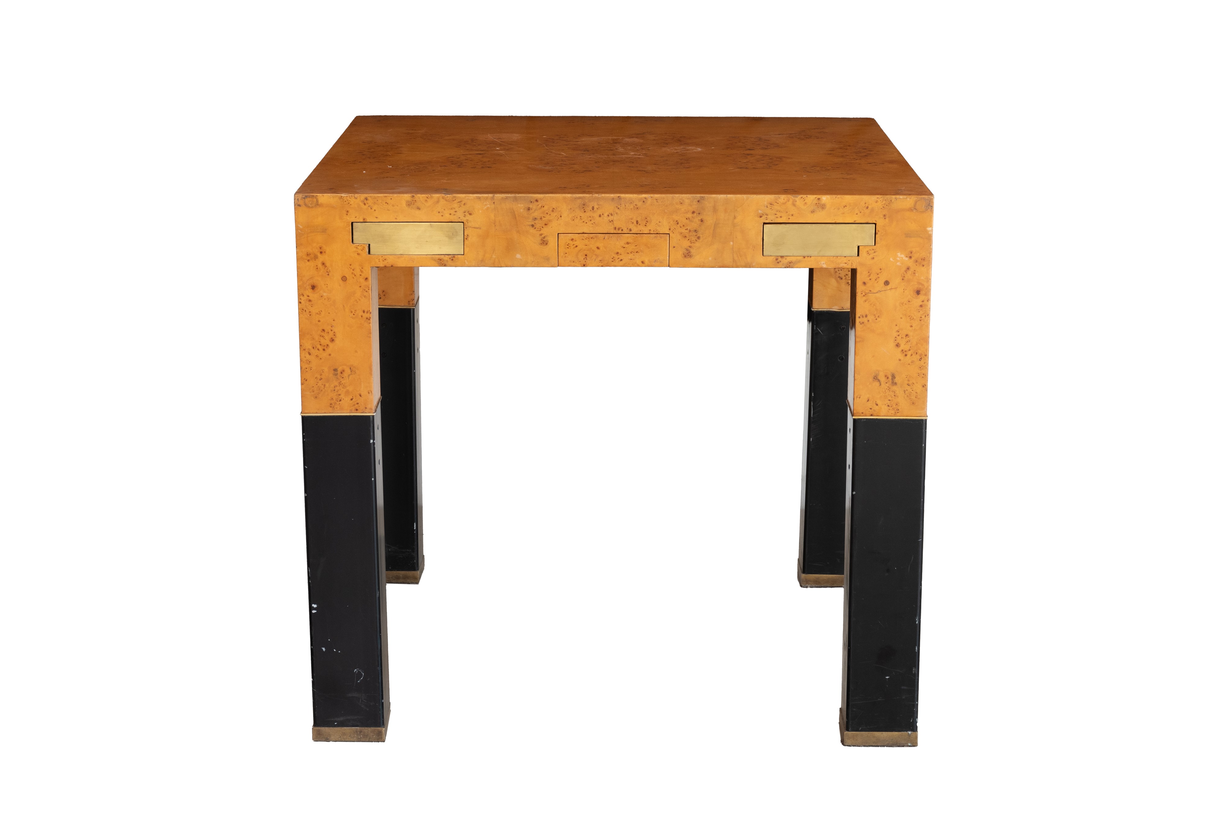 Tavolo da gioco impiallacciato in radica di tuja con cassetti a compasso celanti posaceneri, port...