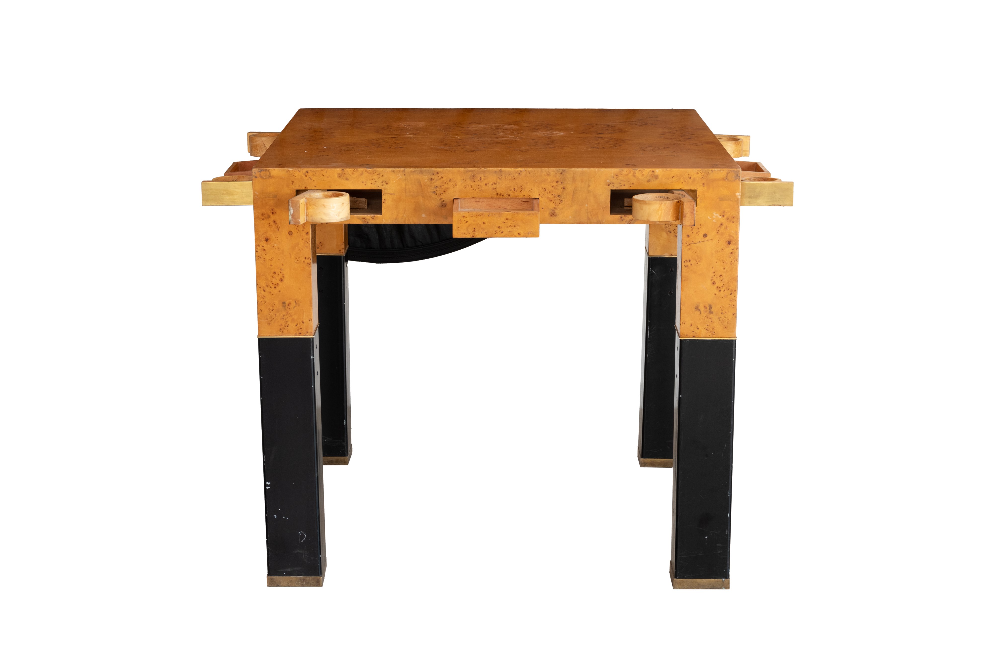 Tavolo da gioco impiallacciato in radica di tuja con cassetti a compasso celanti posaceneri, port...