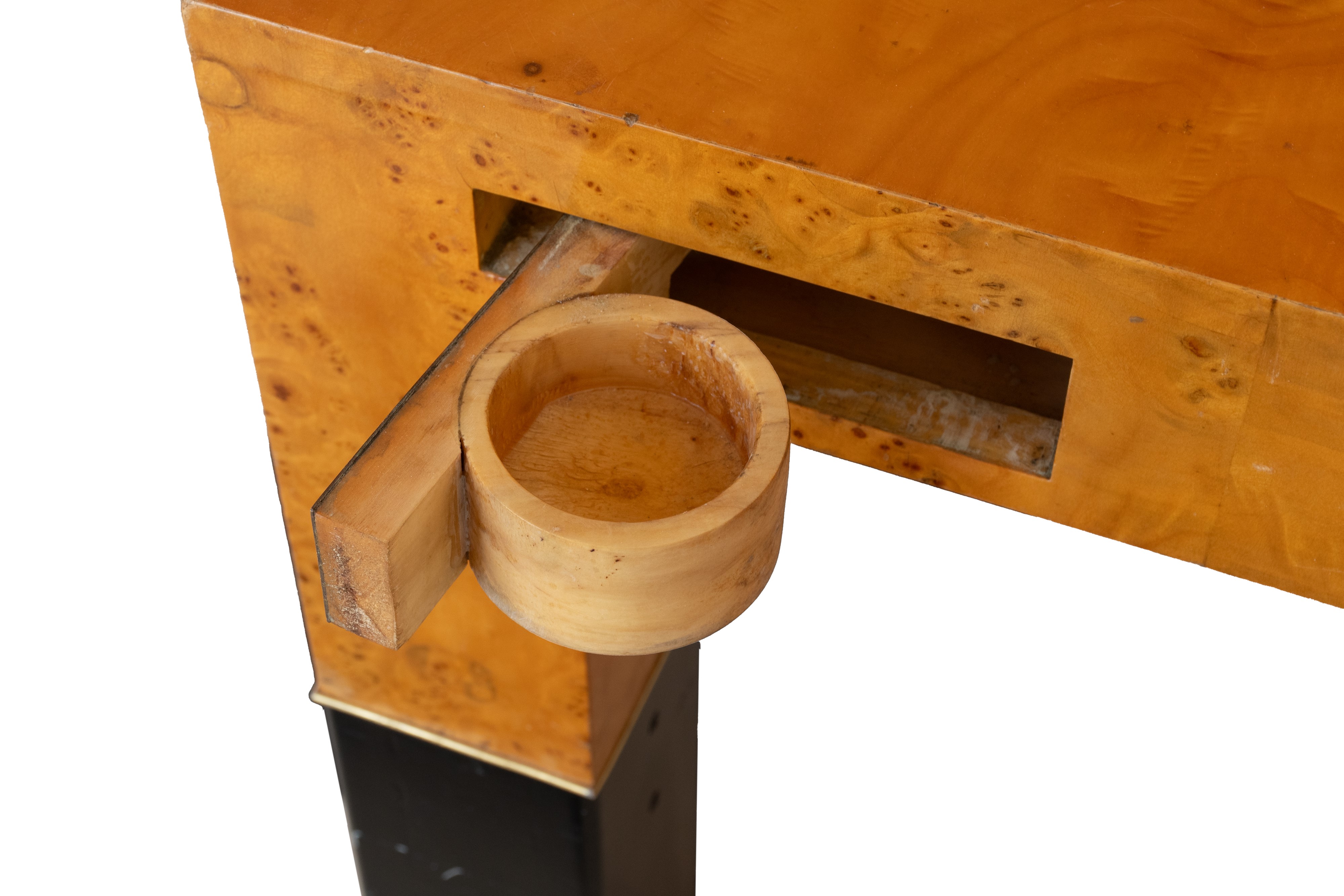 Tavolo da gioco impiallacciato in radica di tuja con cassetti a compasso celanti posaceneri, port...