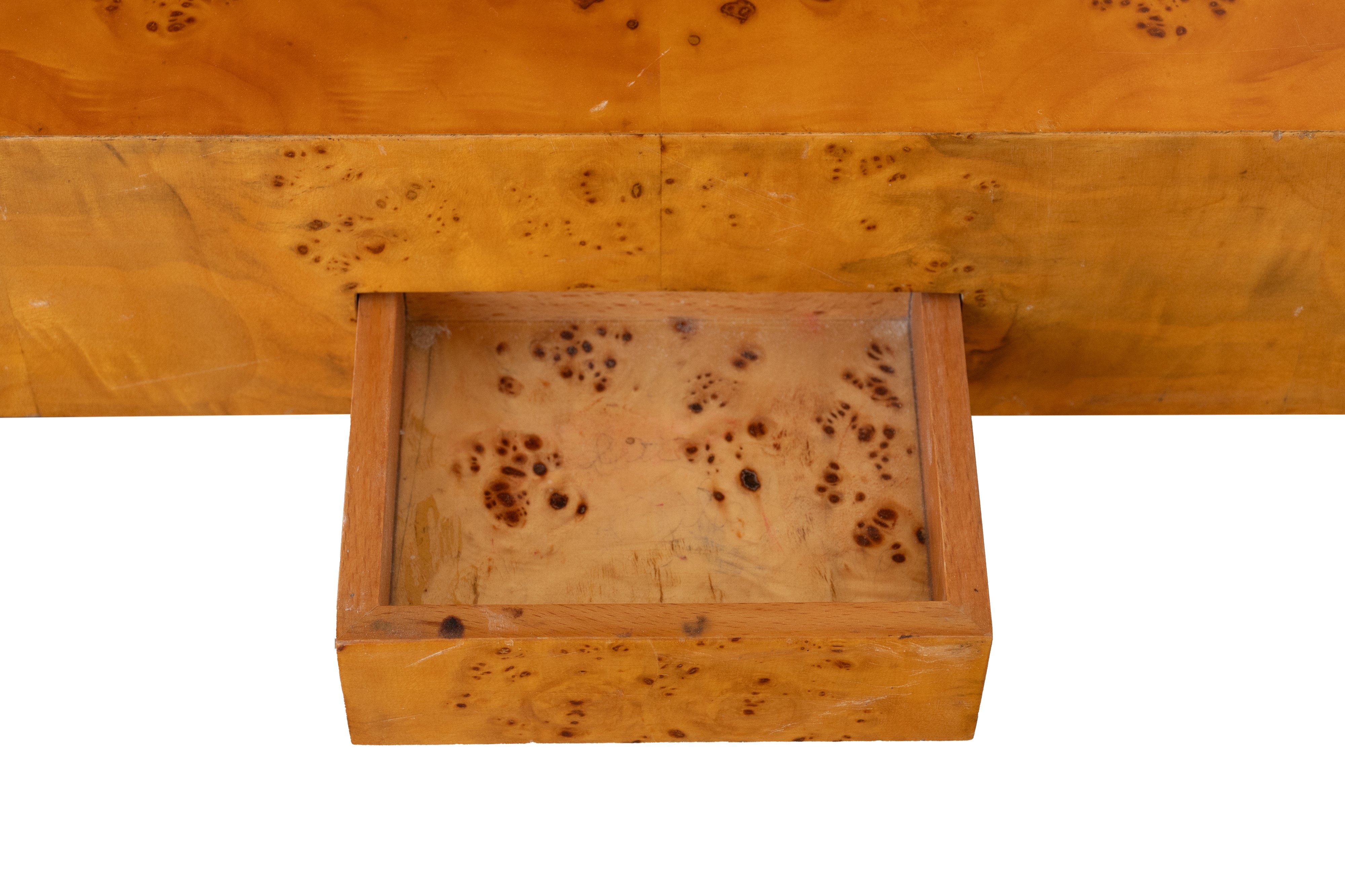 Tavolo da gioco impiallacciato in radica di tuja con cassetti a compasso celanti posaceneri, port...