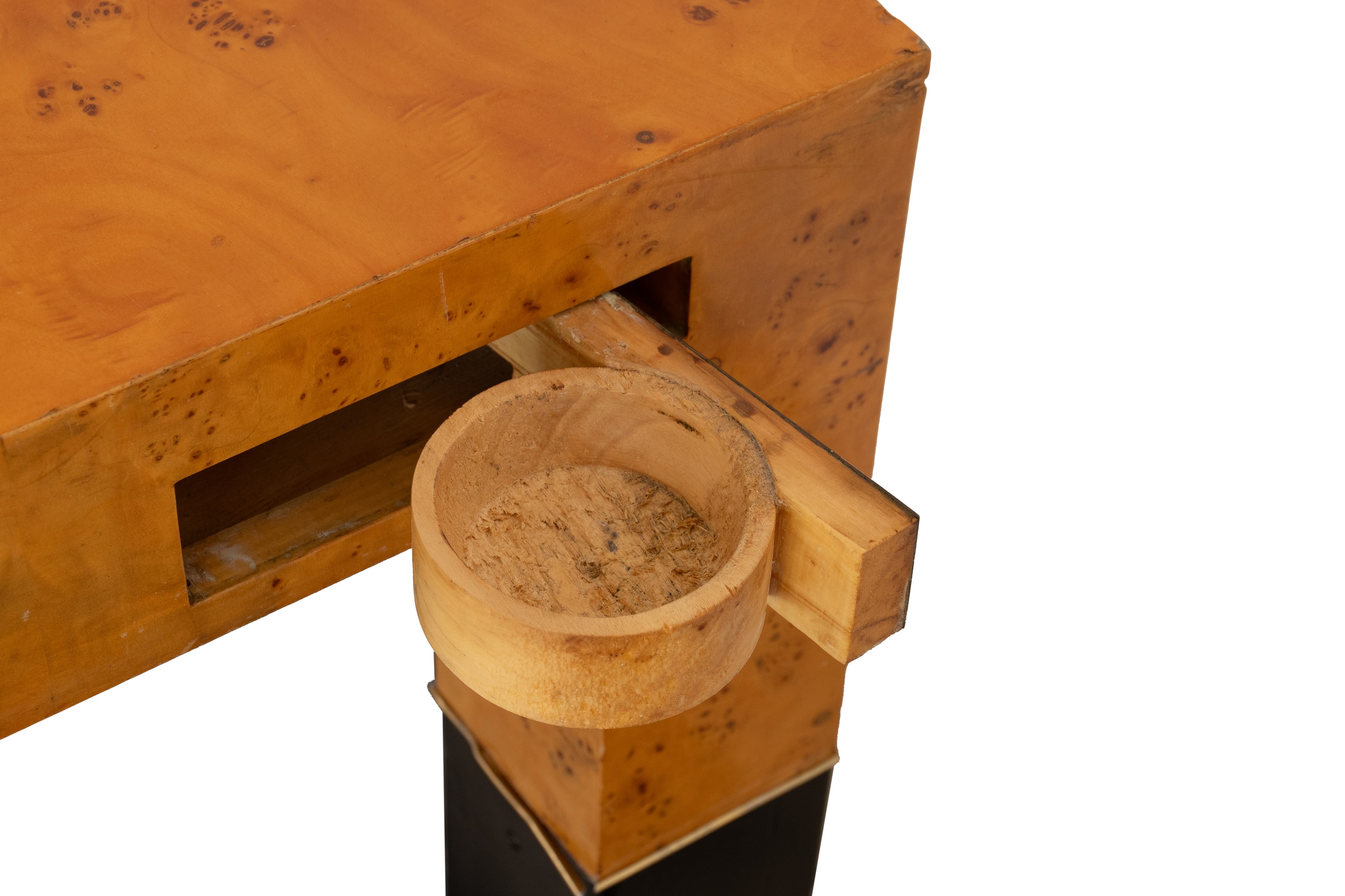 Tavolo da gioco impiallacciato in radica di tuja con cassetti a compasso celanti posaceneri, port...