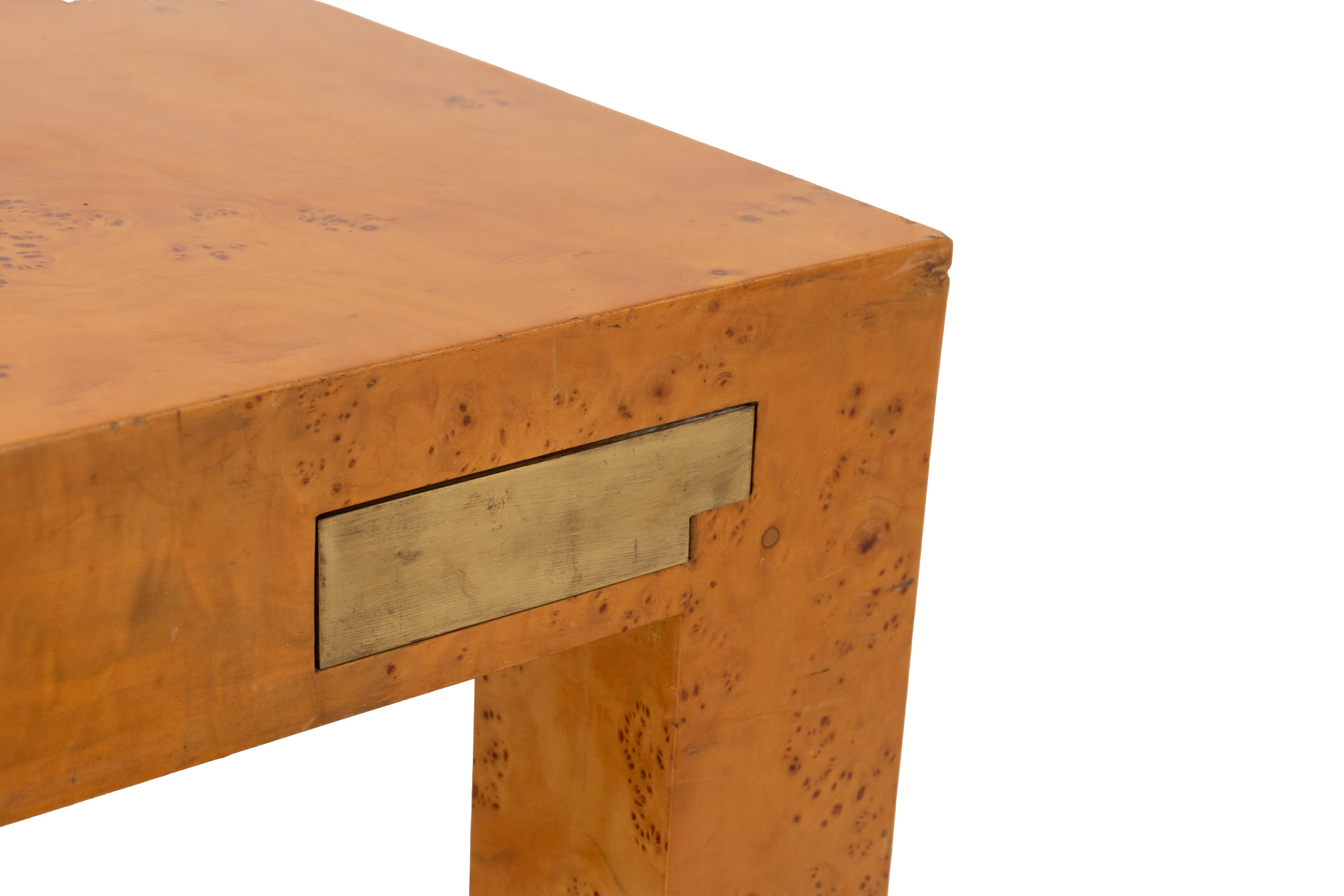 Tavolo da gioco impiallacciato in radica di tuja con cassetti a compasso celanti posaceneri, port...