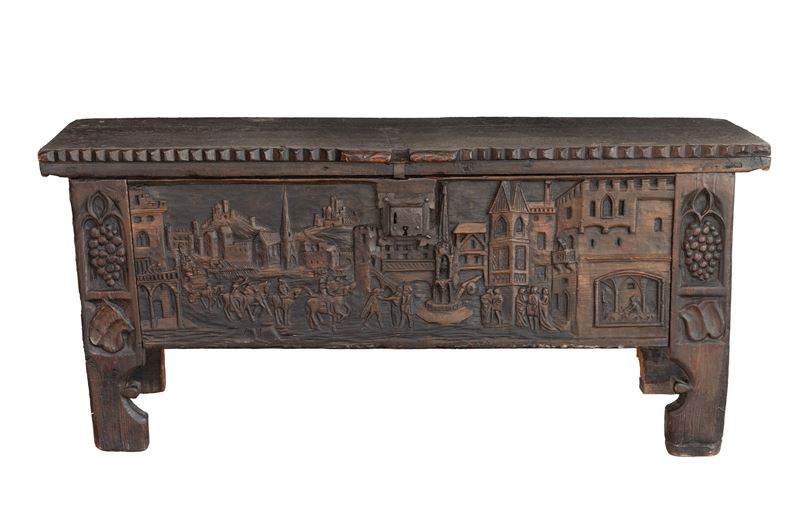 Cassapanca in legno in patina scura con intaglio dentellato al coperchio. Tirolo, XIX secolo