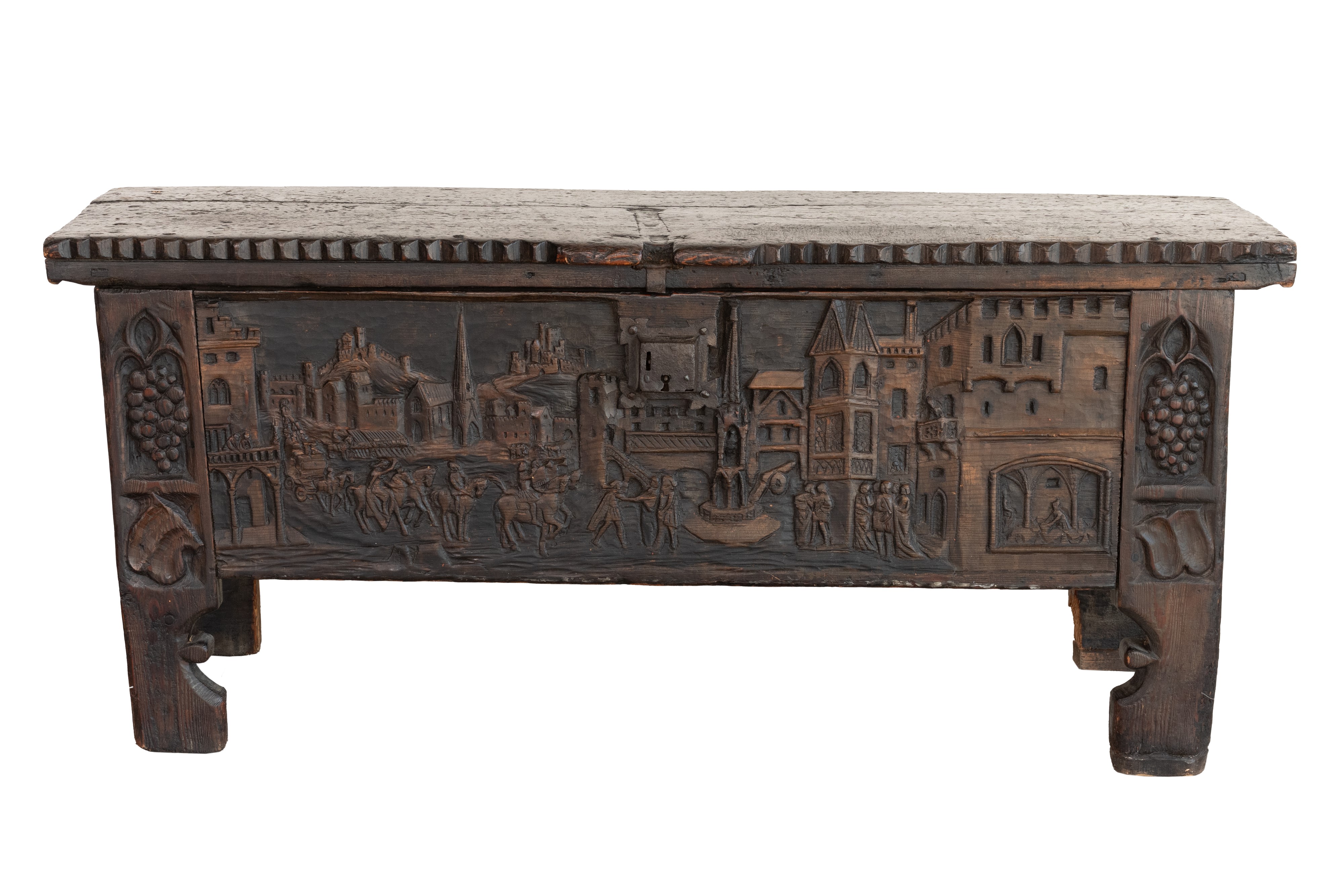 Cassapanca in legno in patina scura con intaglio dentellato al coperchio. Tirolo, XIX secolo