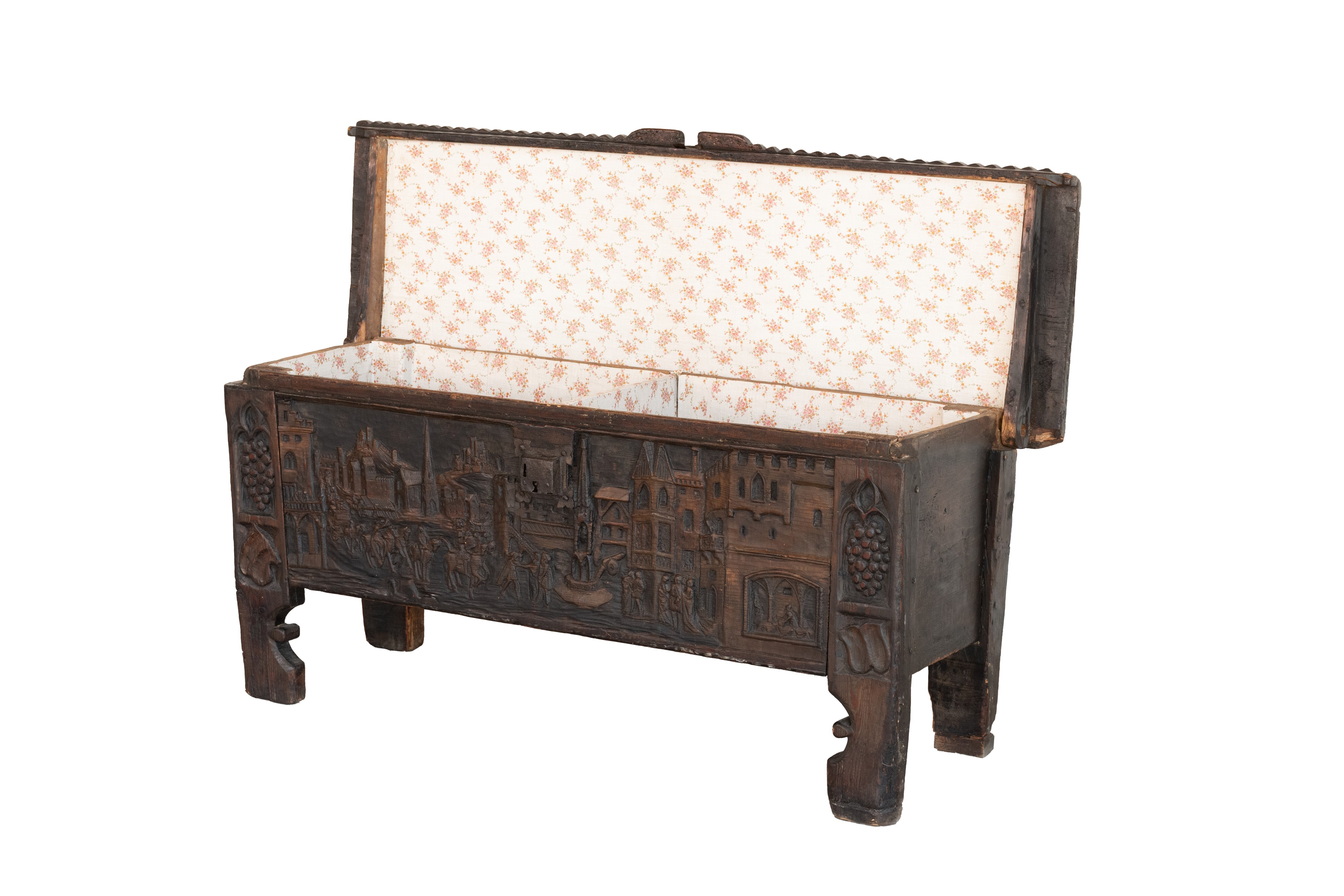 Cassapanca in legno in patina scura con intaglio dentellato al coperchio. Tirolo, XIX secolo