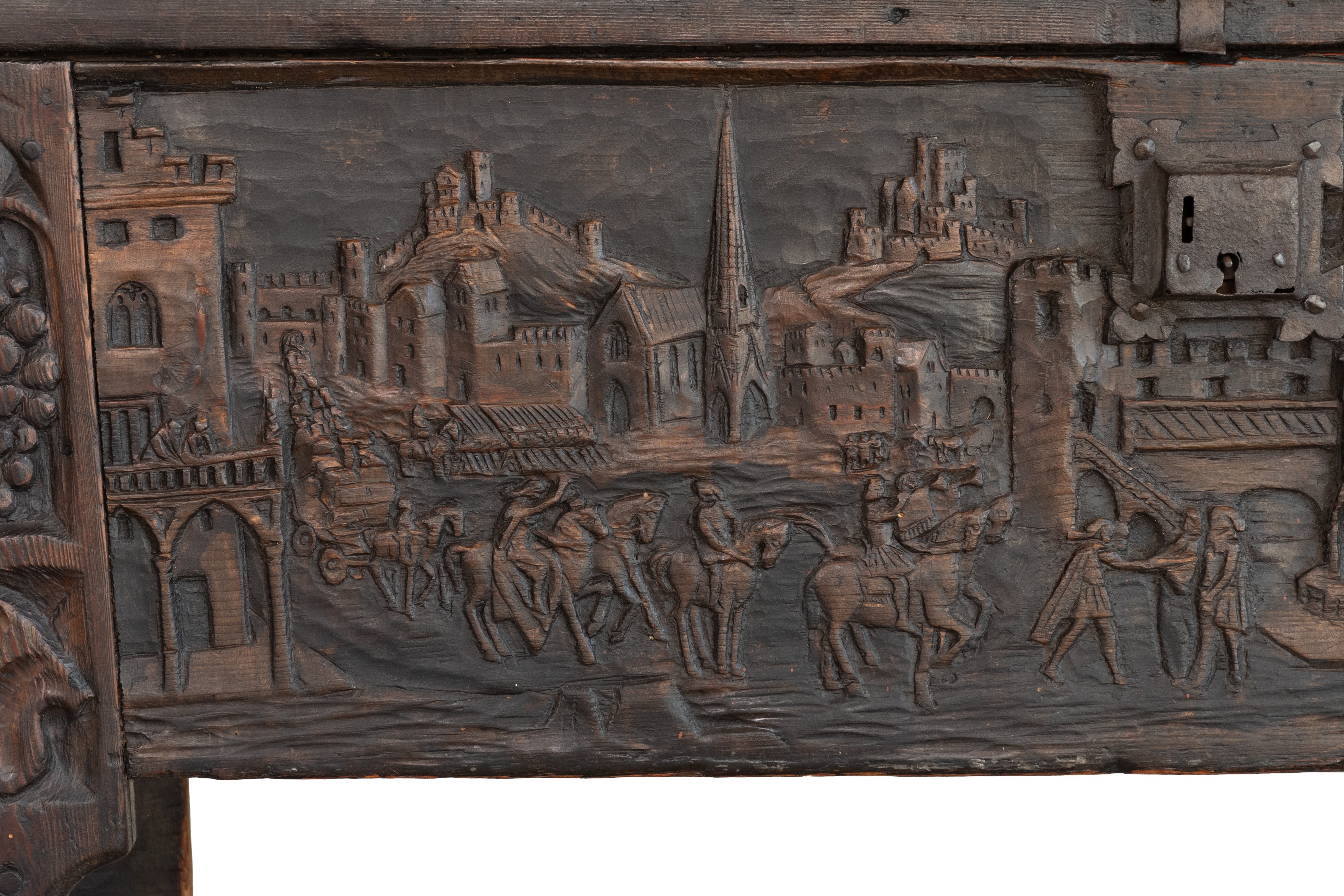Cassapanca in legno in patina scura con intaglio dentellato al coperchio. Tirolo, XIX secolo