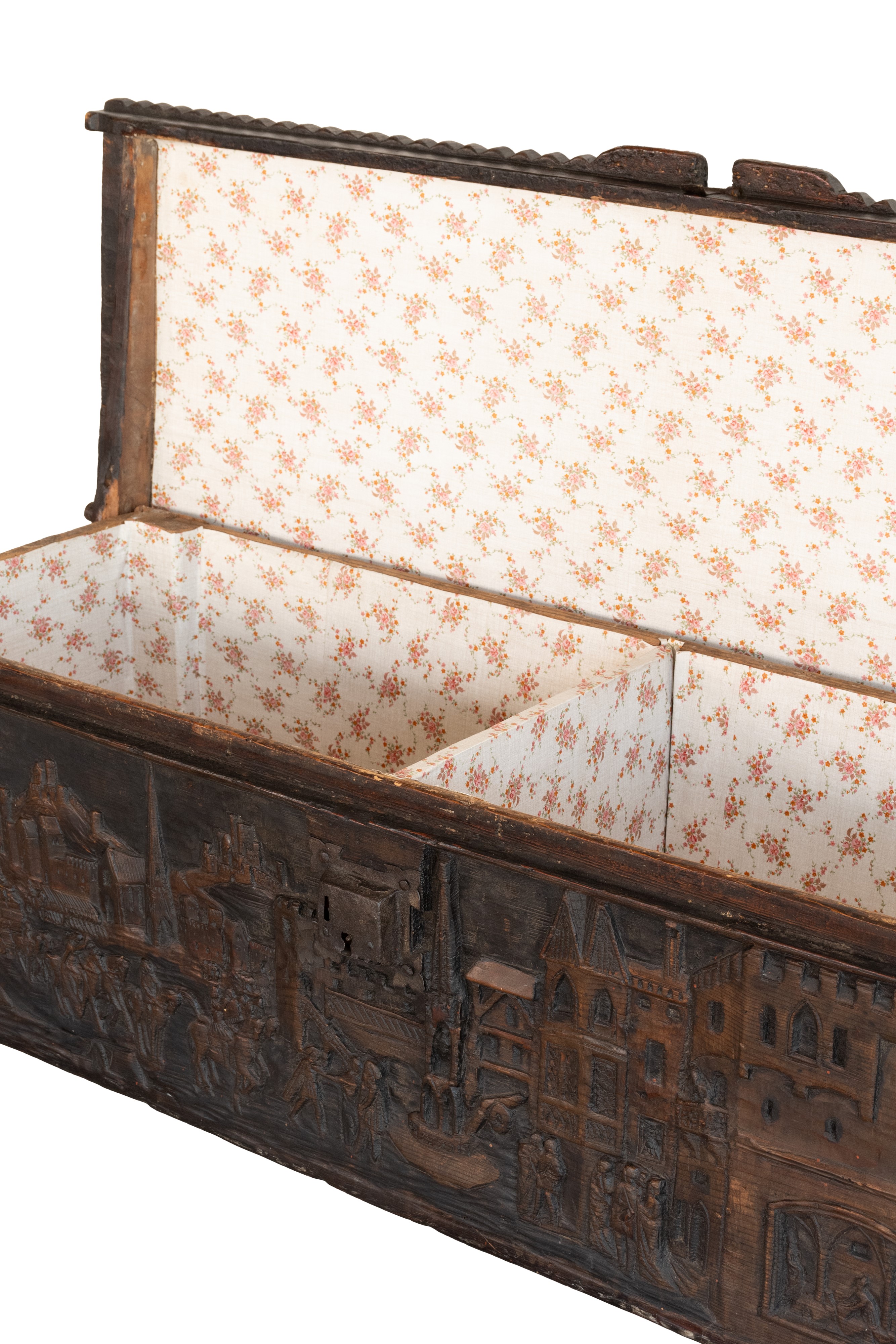 Cassapanca in legno in patina scura con intaglio dentellato al coperchio. Tirolo, XIX secolo