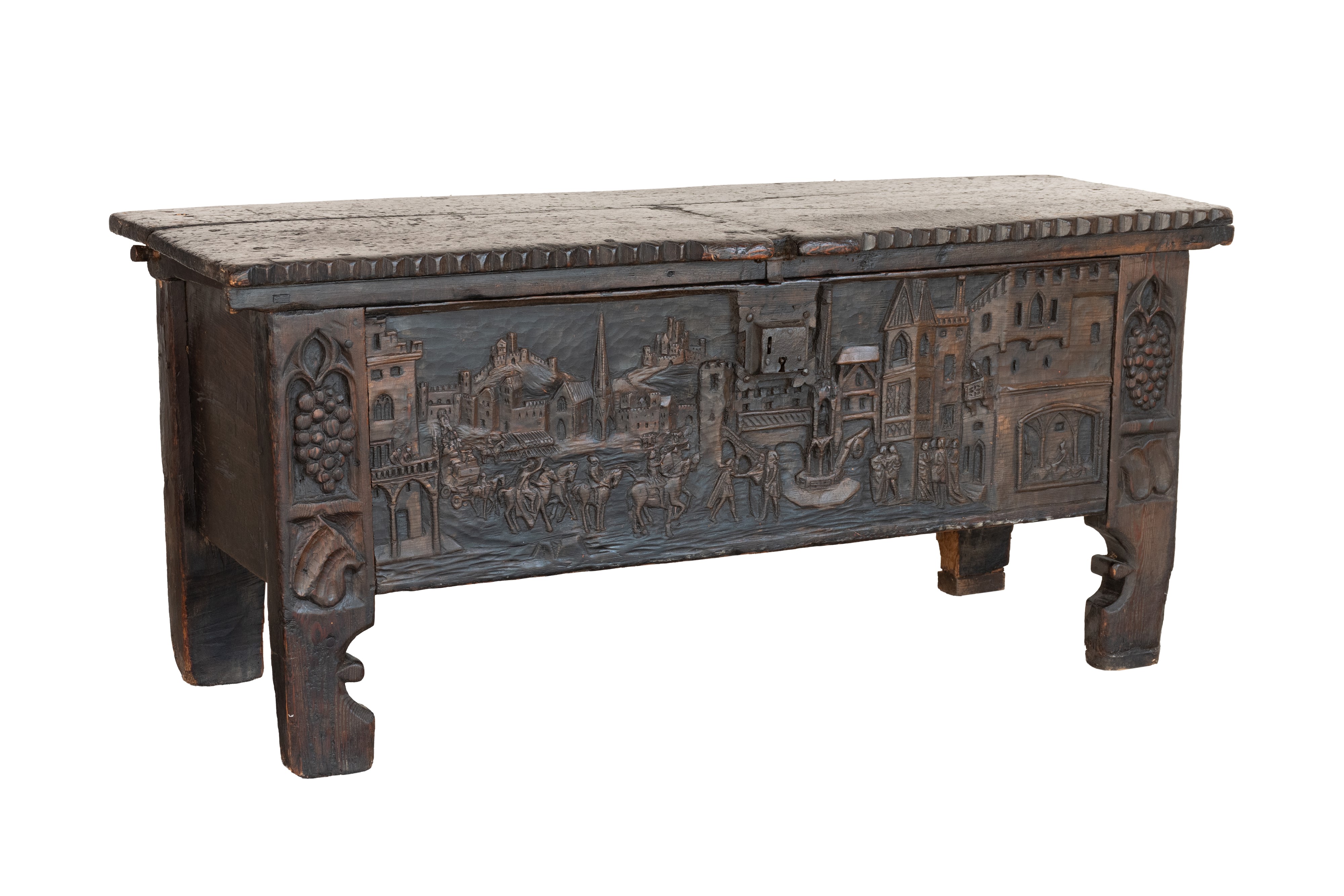 Cassapanca in legno in patina scura con intaglio dentellato al coperchio. Tirolo, XIX secolo
