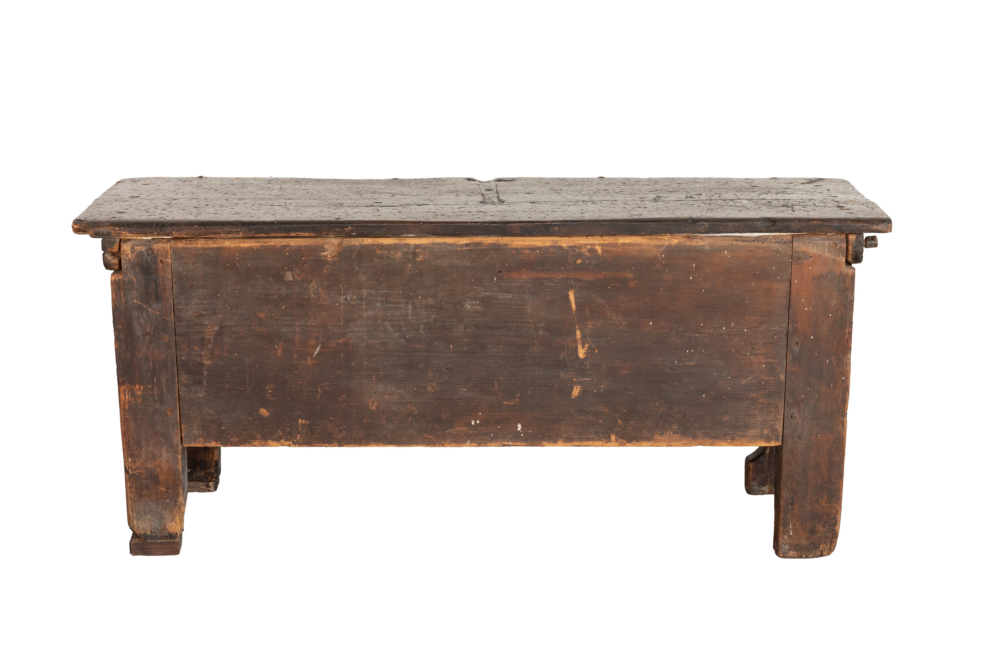 Cassapanca in legno in patina scura con intaglio dentellato al coperchio. Tirolo, XIX secolo