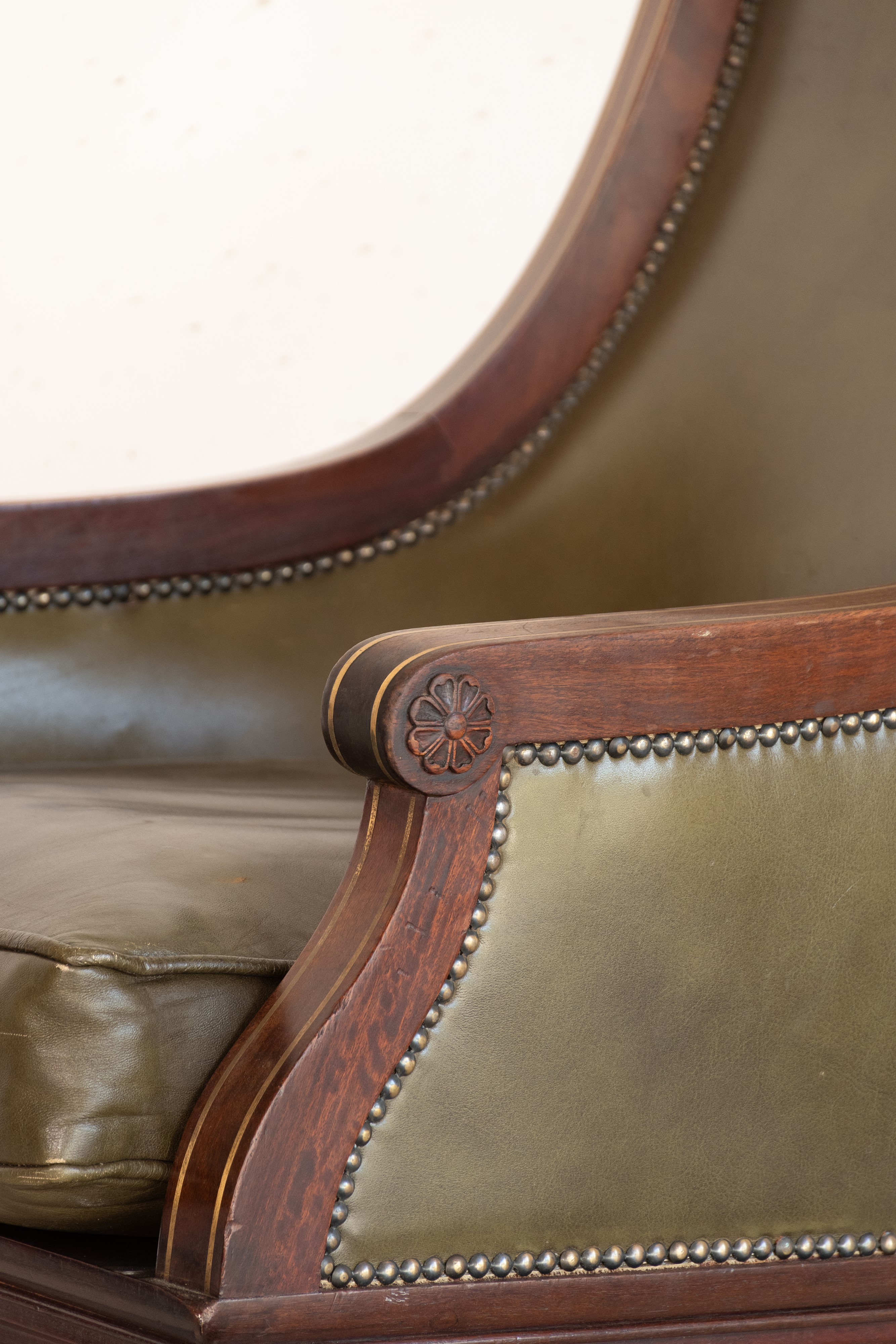 Poltrona Director in pelle verde. Inghilterra, inizi del XX secolo