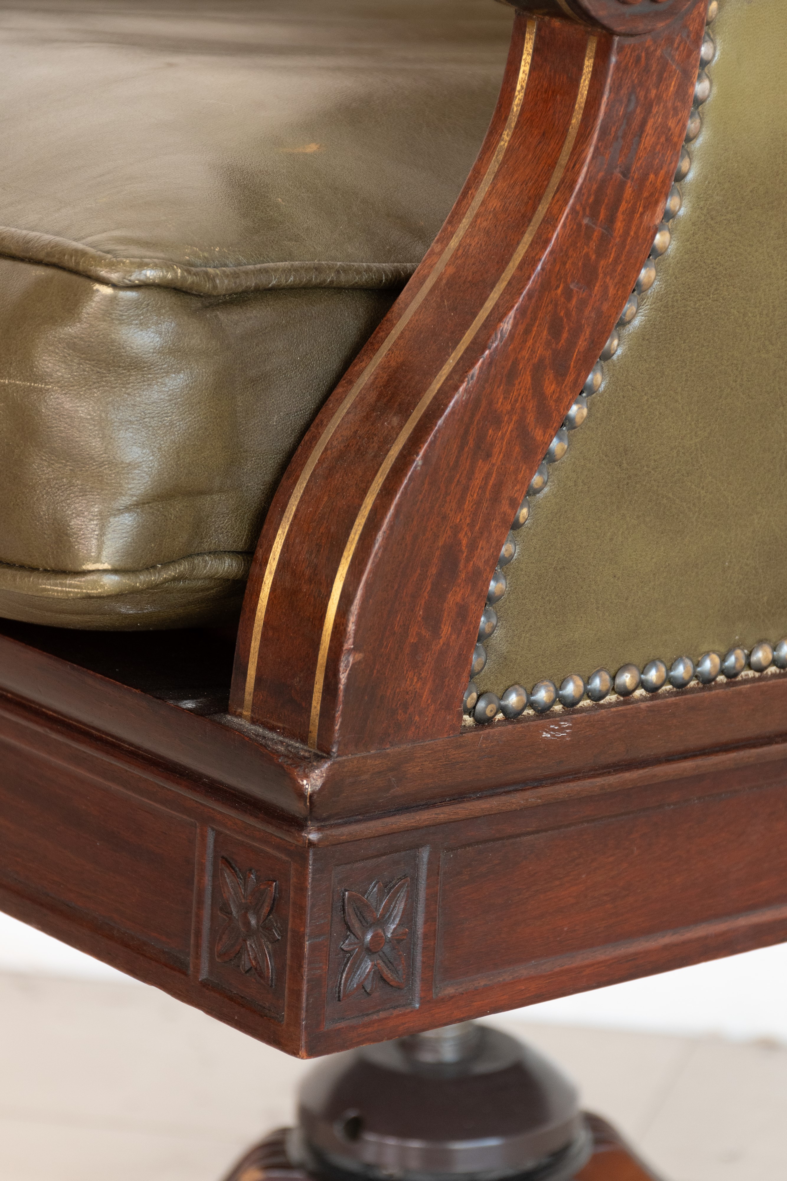 Poltrona Director in pelle verde. Inghilterra, inizi del XX secolo