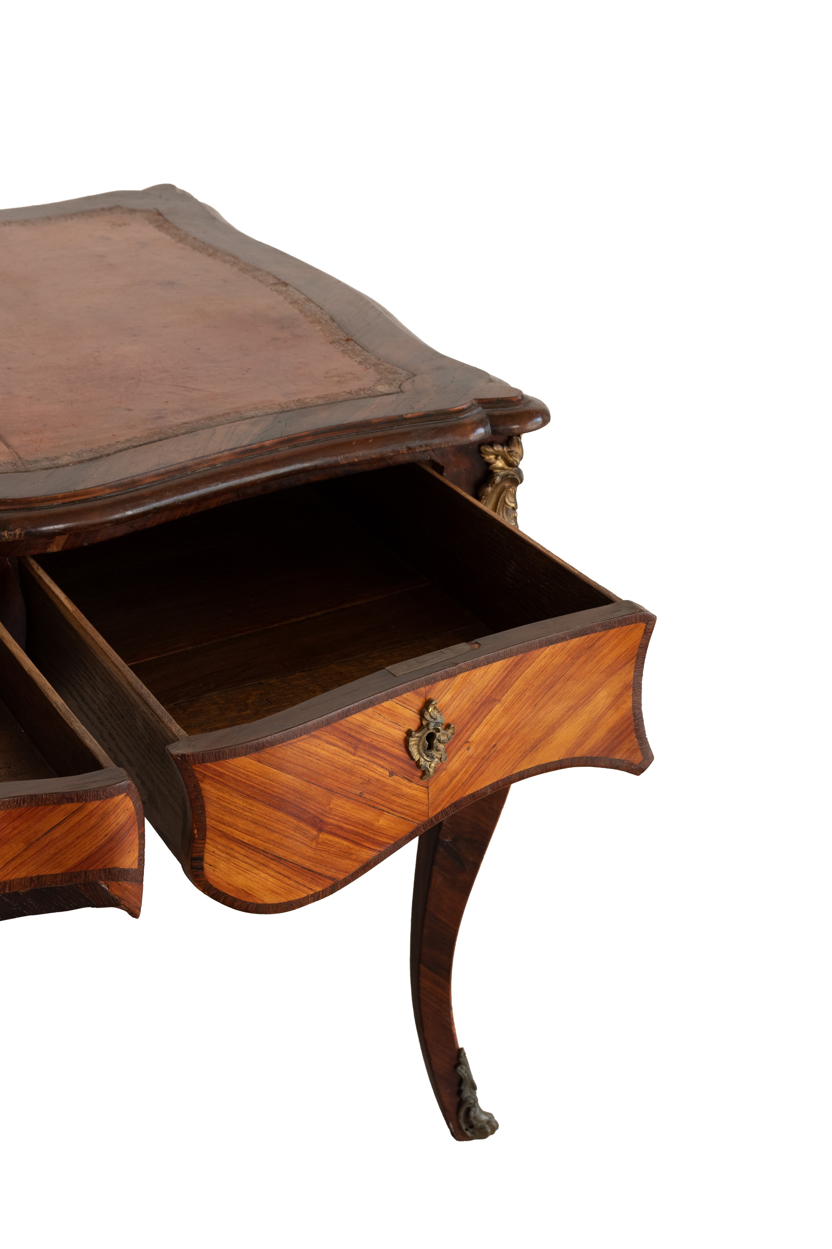 Importante Bureau Plat in Stile Luigi XV in Bois De Violette Lastronato in Bois De Rose con Appli...