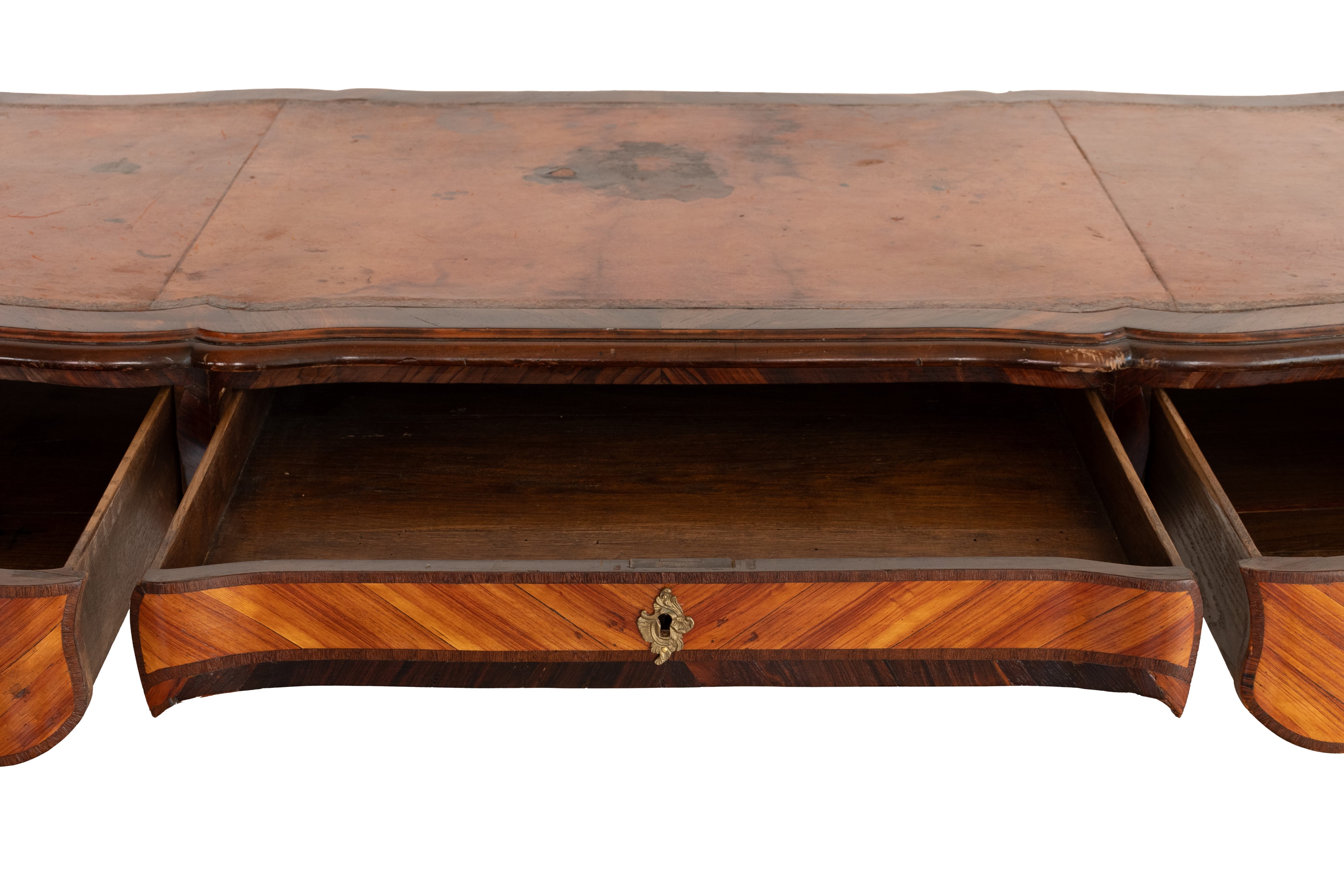 Importante Bureau Plat in Stile Luigi XV in Bois De Violette Lastronato in Bois De Rose con Appli...