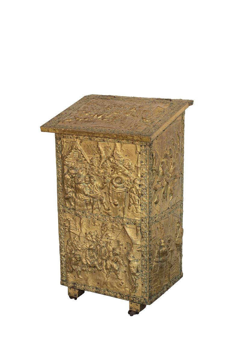 Contenitore per carbone in ottone sbalzato con scene di taverna. Coperchio incernierato. Olanda, ...