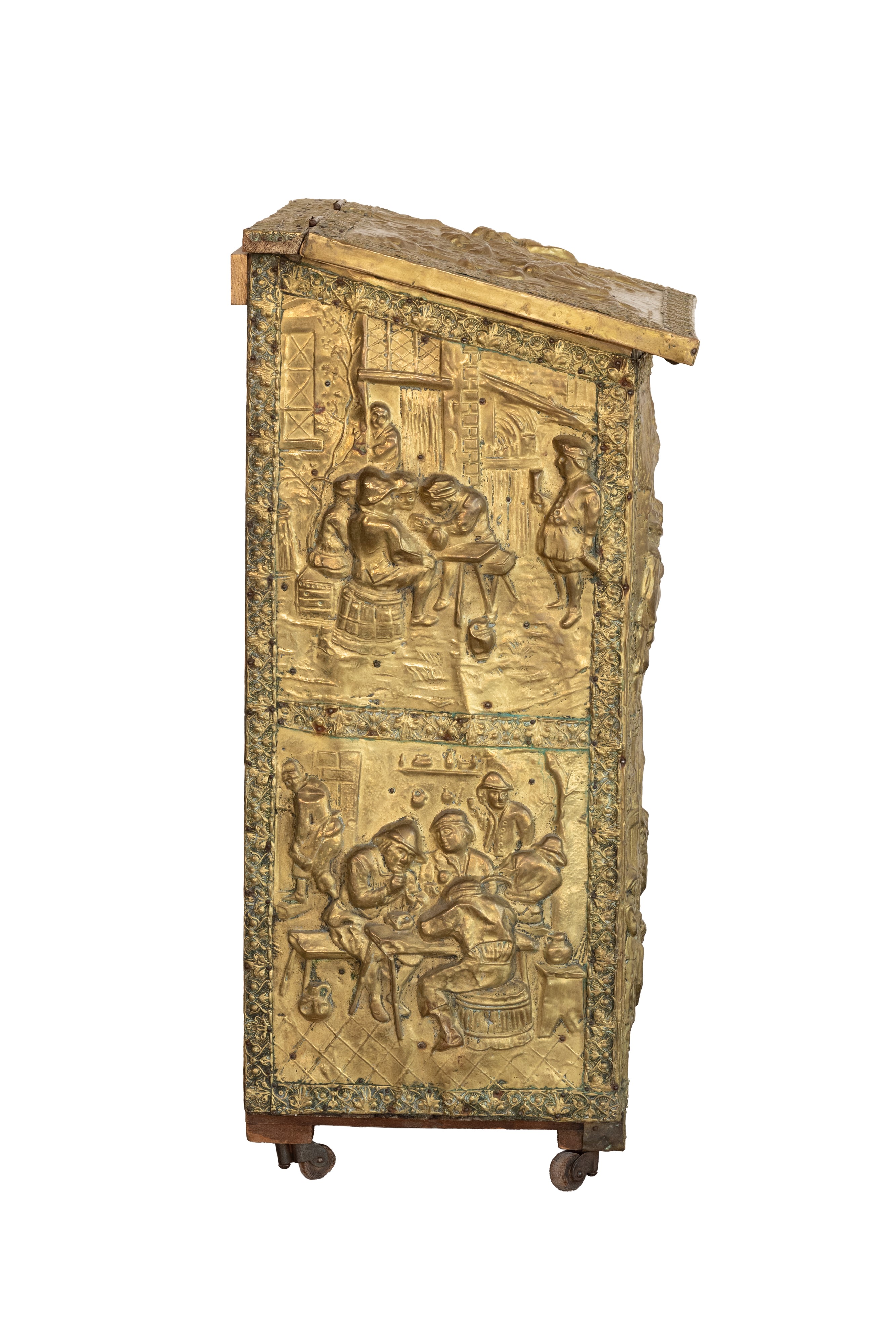 Contenitore per carbone in ottone sbalzato con scene di taverna. Coperchio incernierato. Olanda, ...