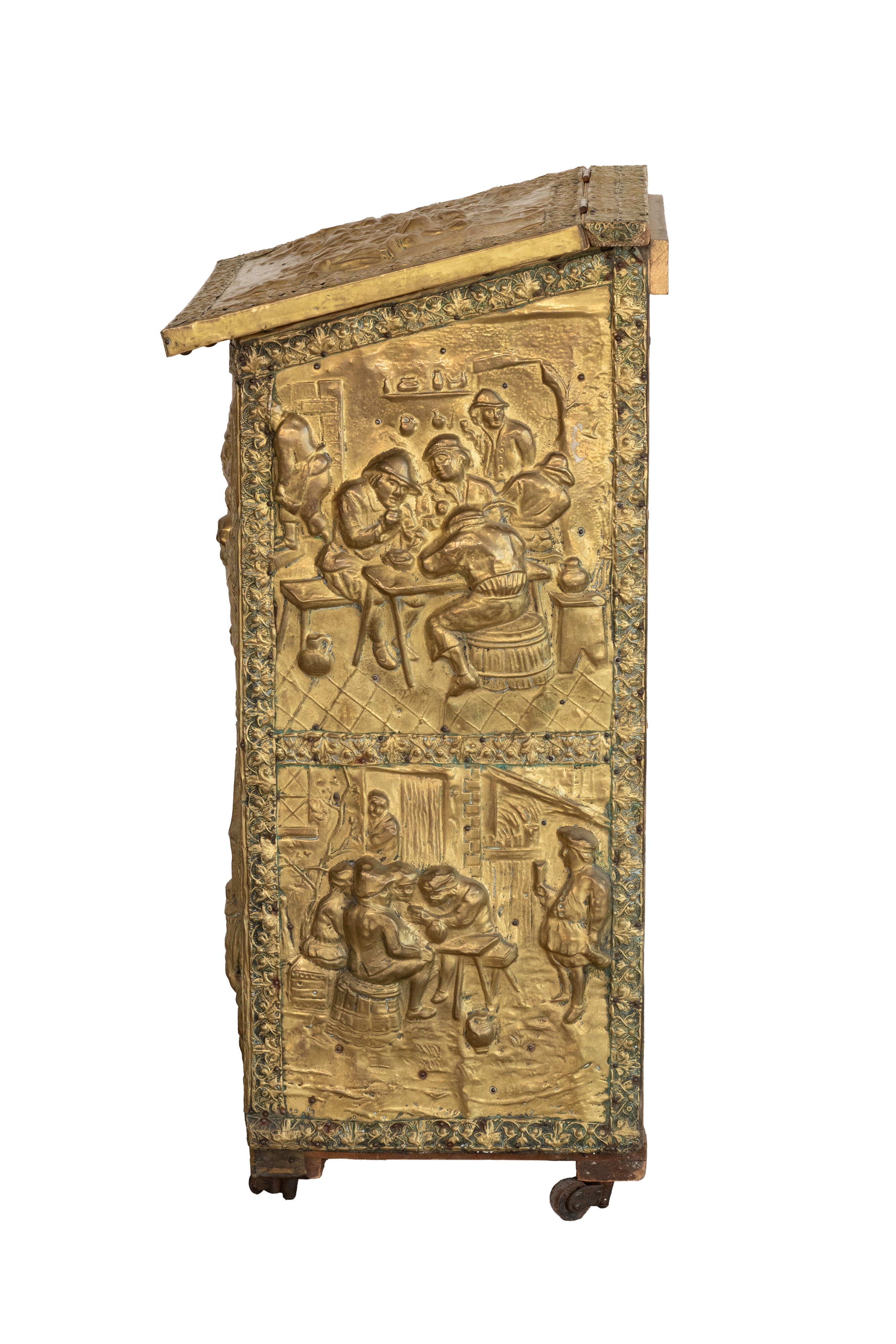 Contenitore per carbone in ottone sbalzato con scene di taverna. Coperchio incernierato. Olanda, ...