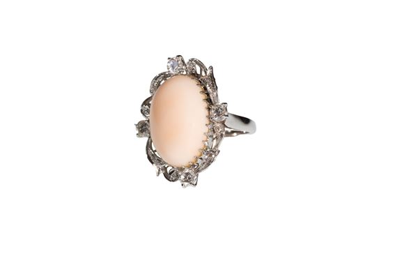 Anello in oro bianco e corallo rosa