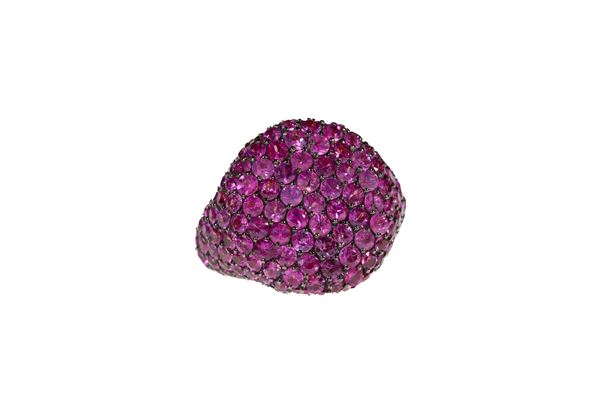 Anello in oro rosa Gismondi con zaffiri rosa, modello Chevalier 