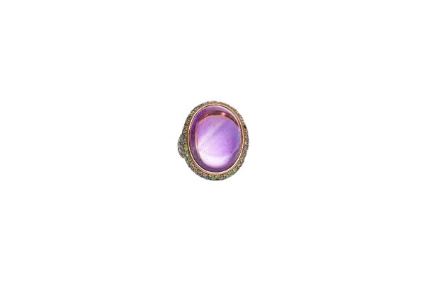 Anello in oro rosa con ametista centrale e carrè di diamanti taglio brillante