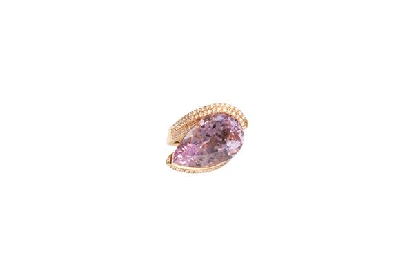 Anello in oro rosa con diamanti e grande kunzite