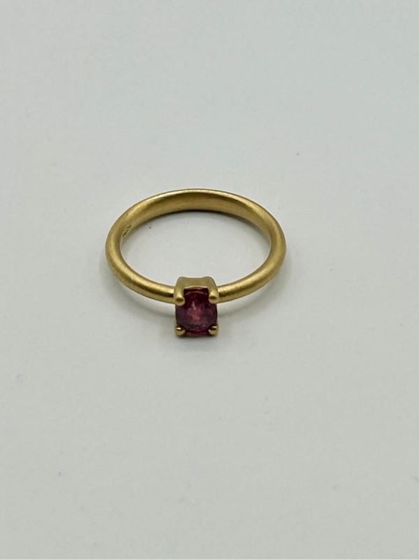 Anello in oro satinato con rubino ovale 