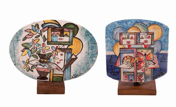 Ibrahim Shaban Likmetaj Kodra - Due piatti in ceramica a) figura con lumaca e farfalla; b) figura con vaso di fiori 