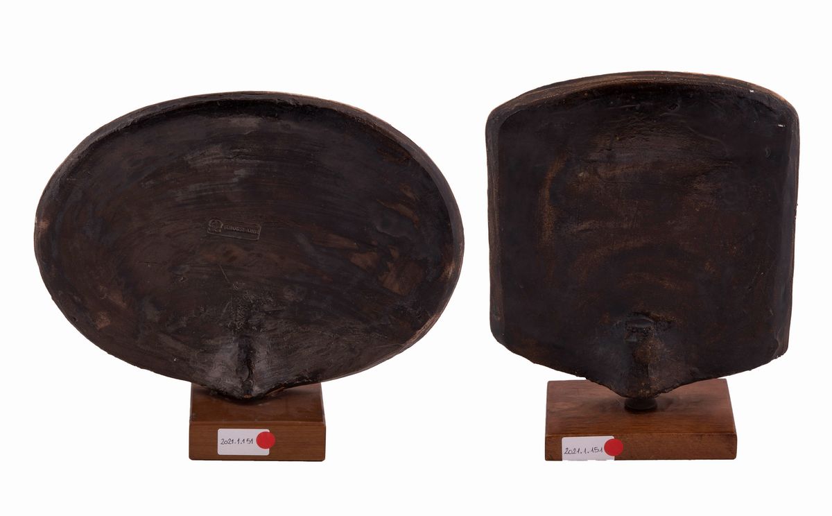 Ibrahim Shaban Likmetaj Kodra - Due Piatti in Ceramica A) Figura con Lumaca e Farfalla; B) Figura...