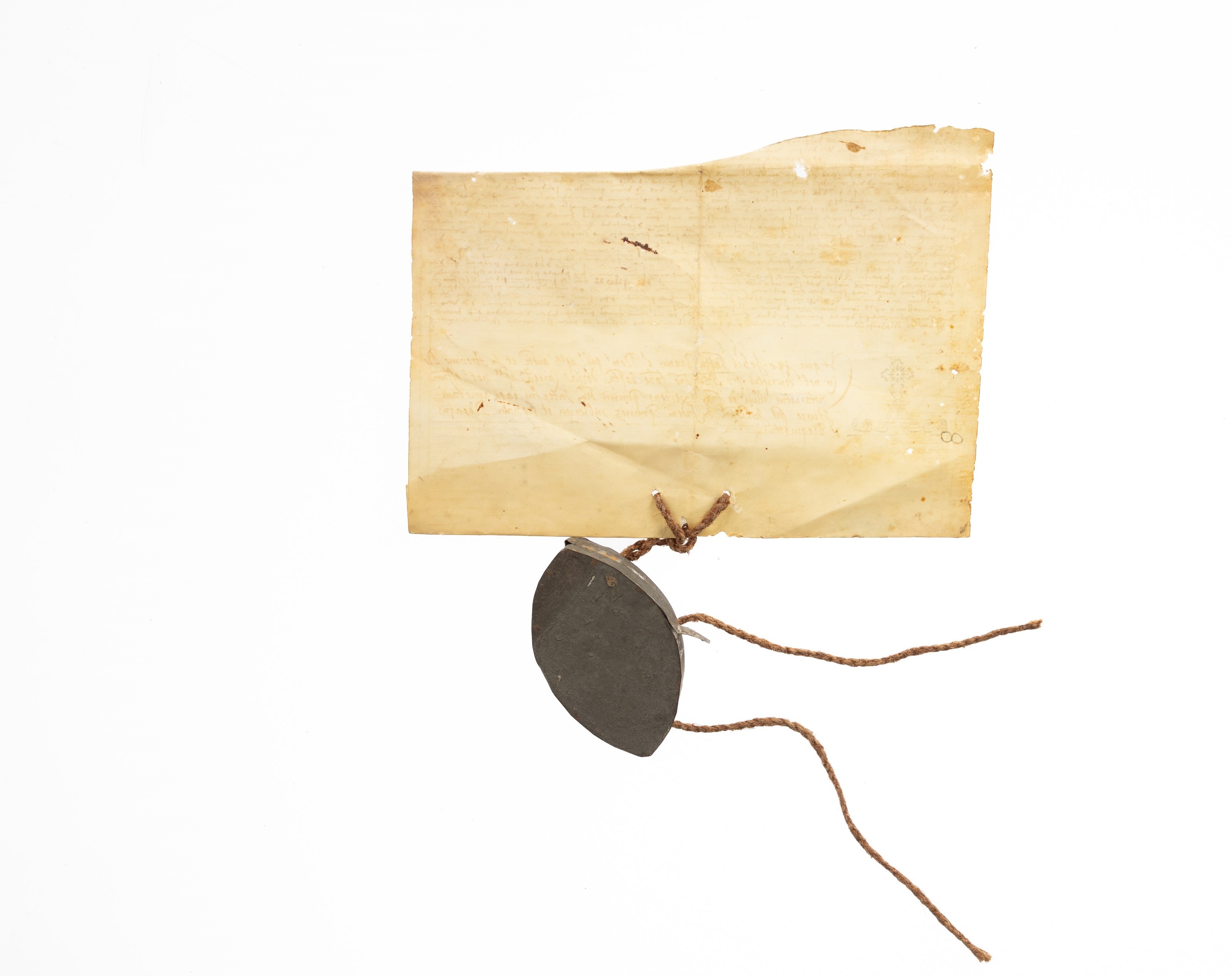 Frammento di pergamena del secollo XV°/XVI°, con sigillo cardinalizio in cera contenuto in capsul...