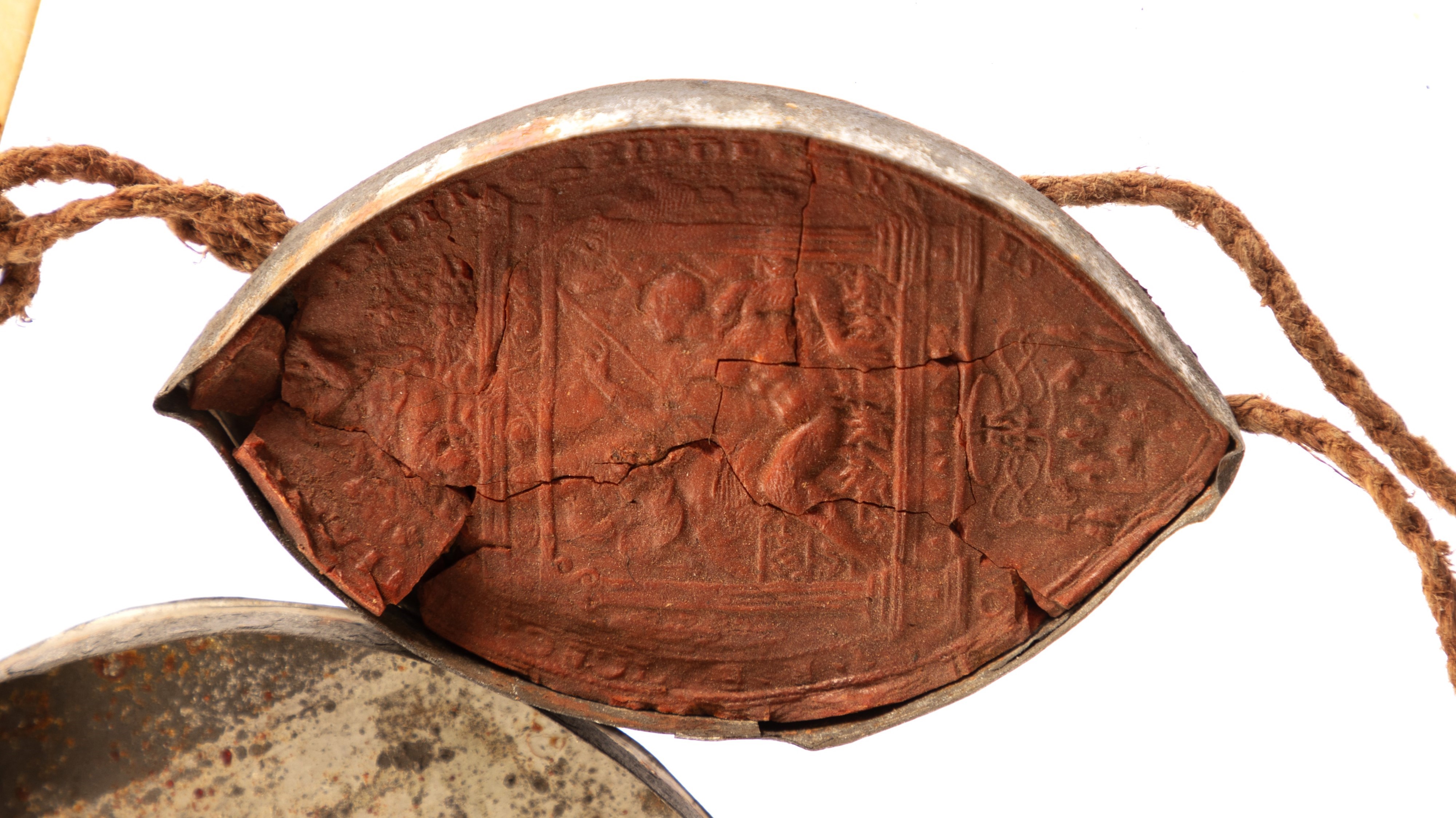 Frammento di pergamena del secollo XV°/XVI°, con sigillo cardinalizio in cera contenuto in capsul...