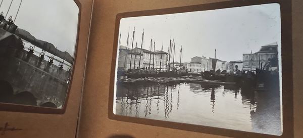 Album fotograﬁco con 24 fotograﬁe formato 12x9 cm. con vedute di località venete/friulane, periodo 1915/1918.