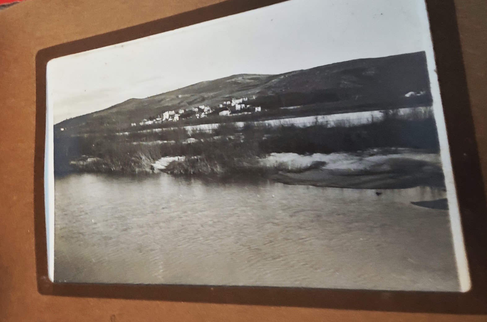 Album fotograﬁco con 24 fotograﬁe formato 12x9 cm. con vedute di località venete/friulane, period...