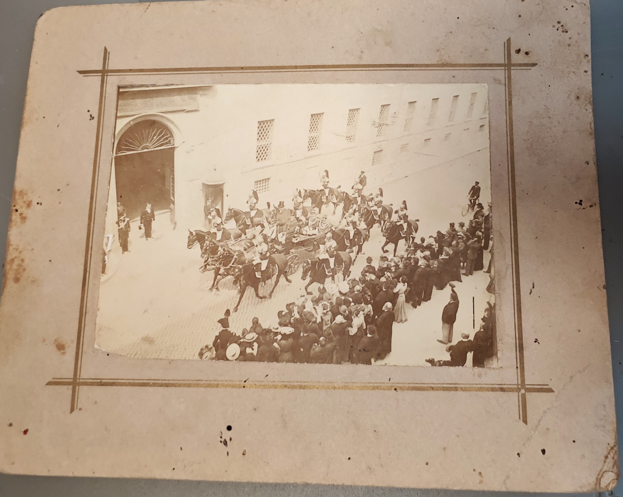 Album fotograﬁco con 24 fotograﬁe formato 12x9 cm. con vedute di località venete/friulane, period...