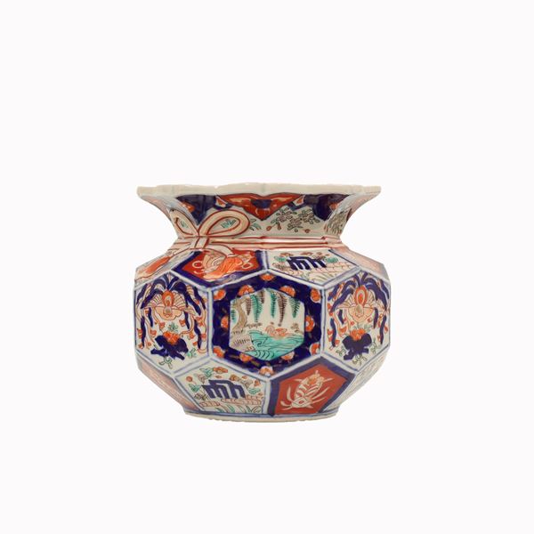 Coppia di cachepot Imari di forma ottagonale. Giappone, XX Secolo