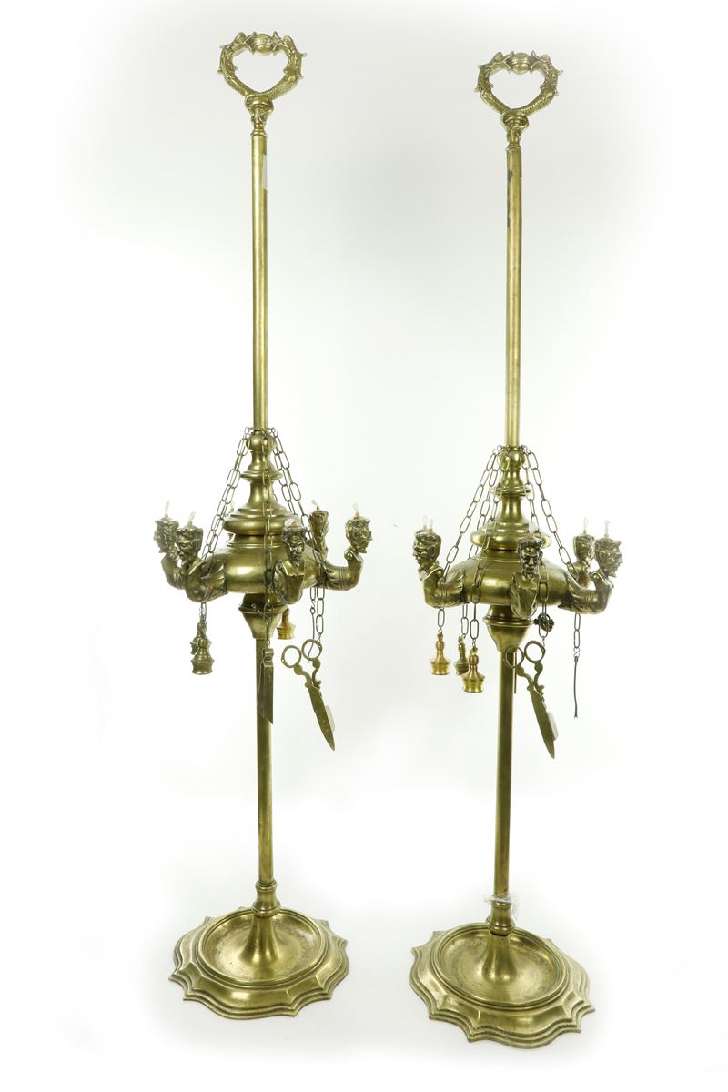 Coppia di importanti lucerne "fiorentine" da terra a sei luci in bronzo e ottone