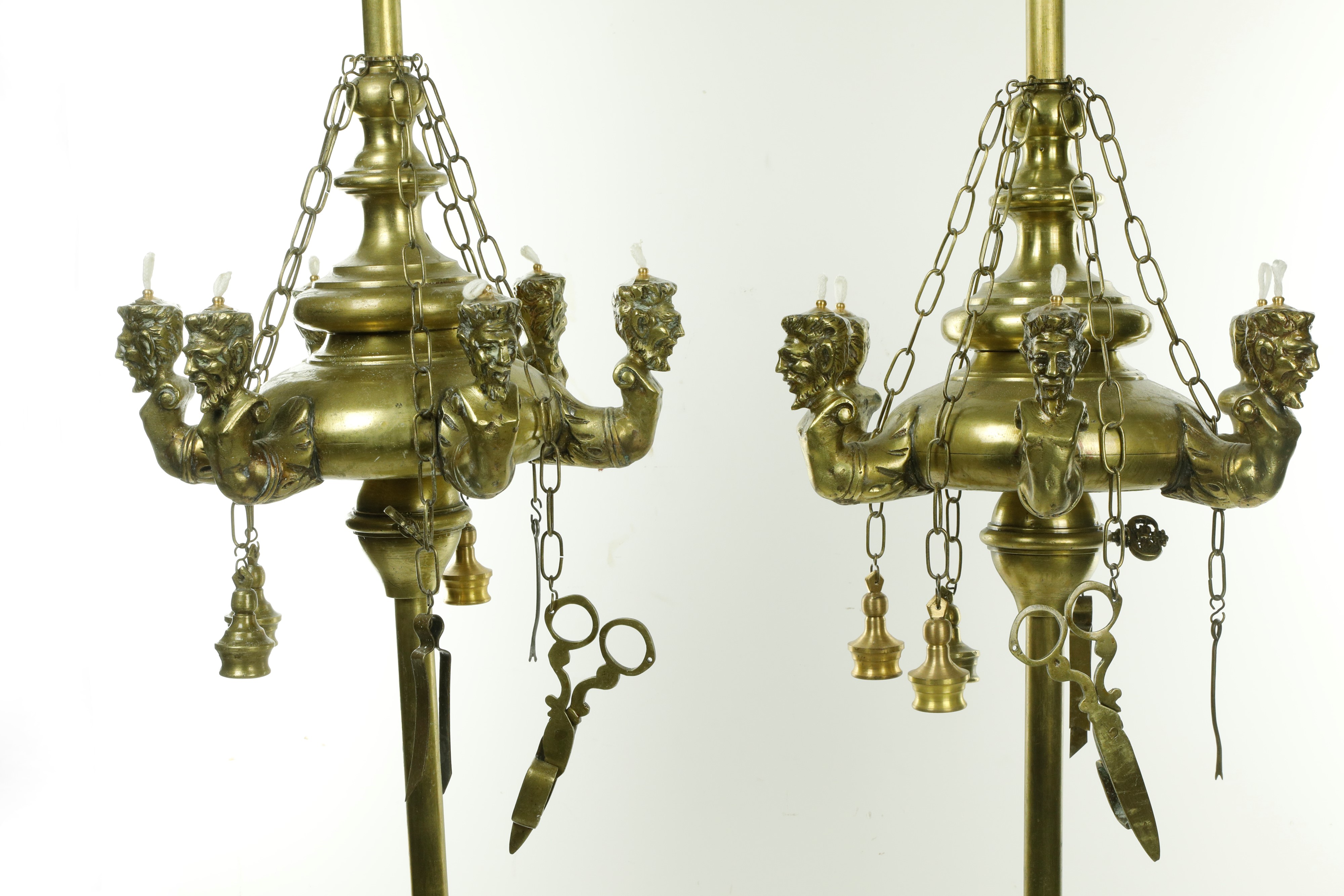 Coppia di importanti lucerne "fiorentine" da terra a sei luci in bronzo e ottone