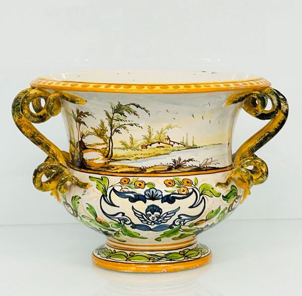 Manifattura di Castelli degli anni Venti del XX secolo - Centrotavola in ceramica smaltata con decorazioni variopinte e motivi di paesaggi e marine