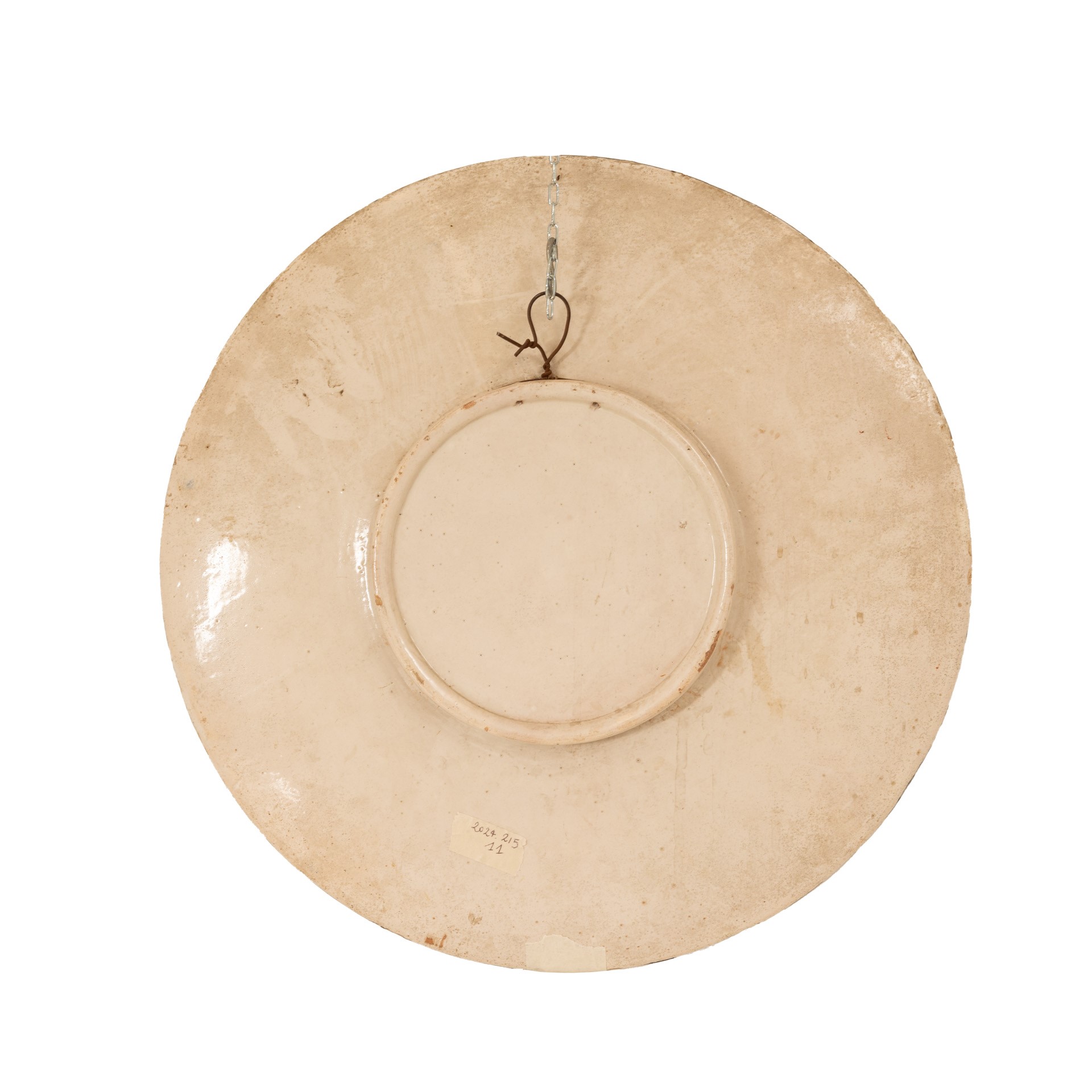 Grande piatto di ceramica lumeggiato in argento con al cavetto rappresentata l'Allegoria della Ca...